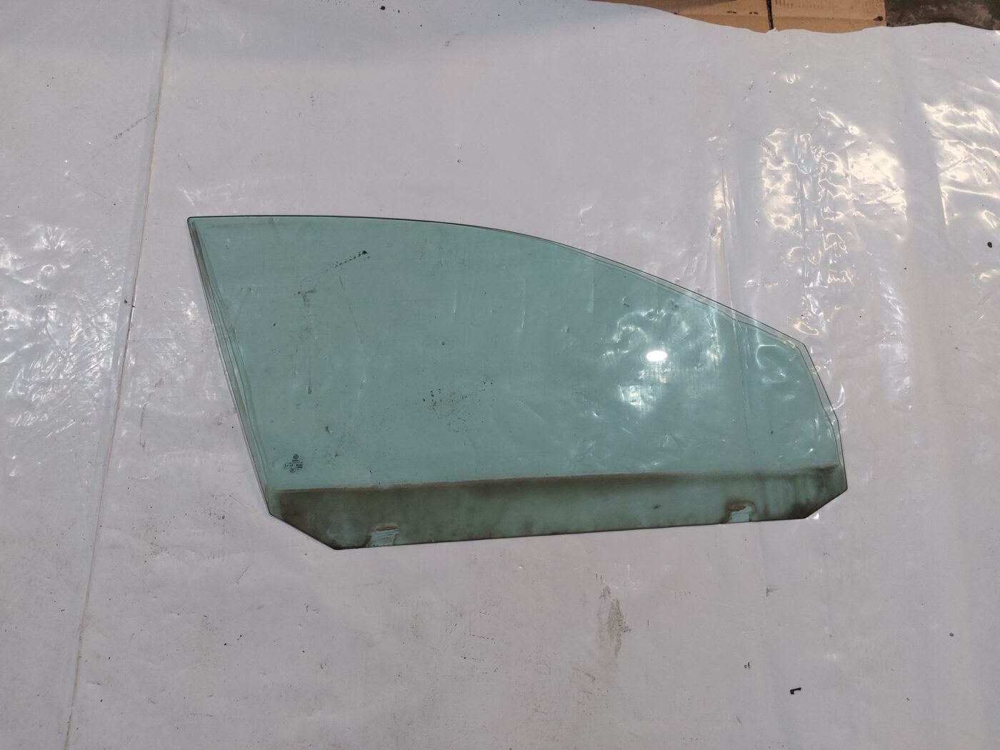 Priekšējo labo durvju stikls priekš VW JETTA 2008 1 Priekšējo labo durvju stikls priekš VW JETTA 2008