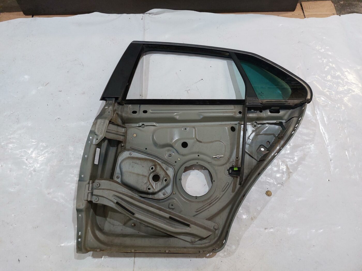 Aizmugurējās kreisās durvis priekš VW JETTA 2008 1 Aizmugurējās kreisās durvis priekš VW JETTA 2008