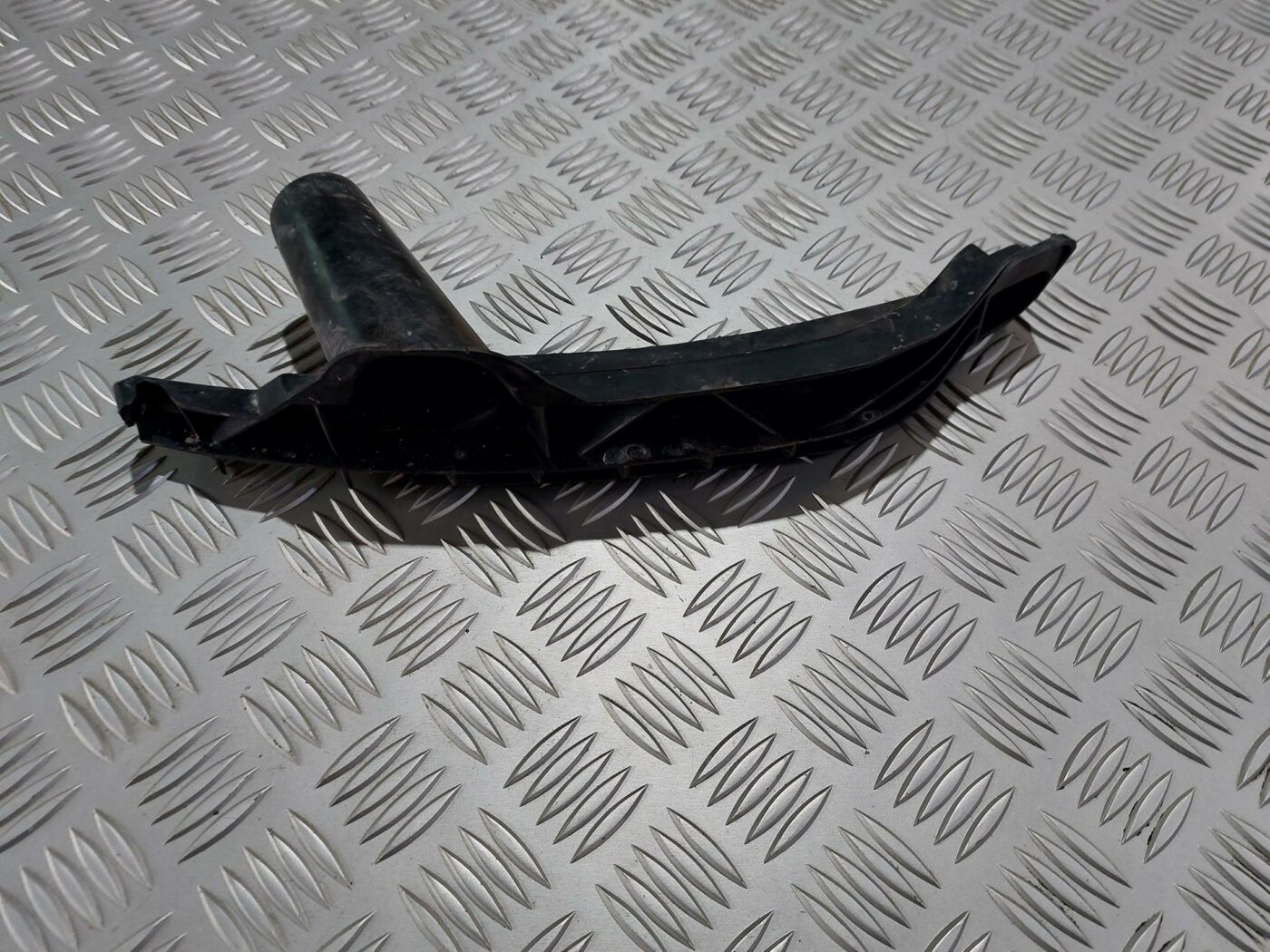 Priekšējā spārna un bufera stiprinājums priekš VW JETTA 2008 2 Priekšējā spārna un bufera stiprinājums priekš VW JETTA 2008