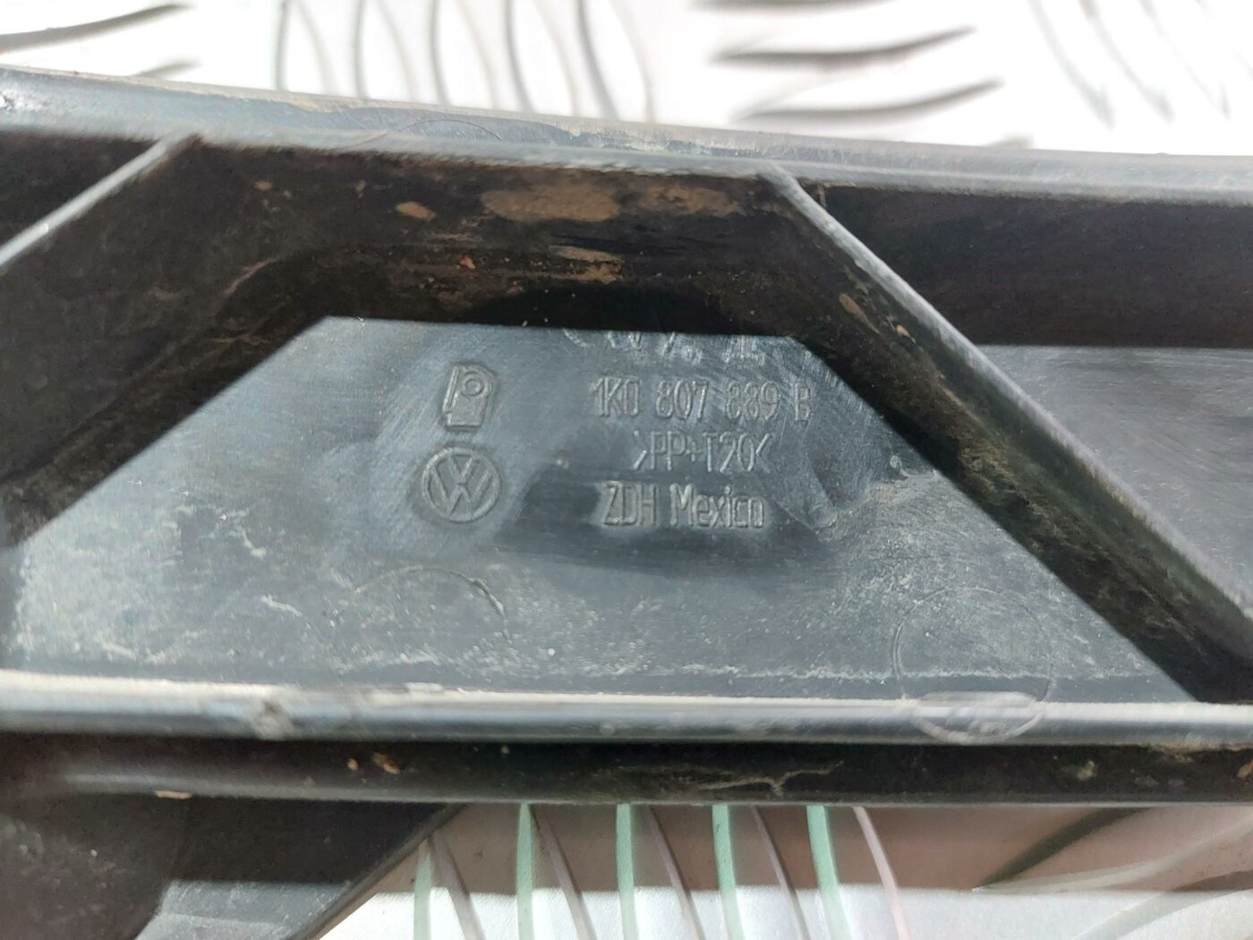 Priekšējā spārna un bufera stiprinājums priekš VW JETTA 2008 3 Priekšējā spārna un bufera stiprinājums priekš VW JETTA 2008