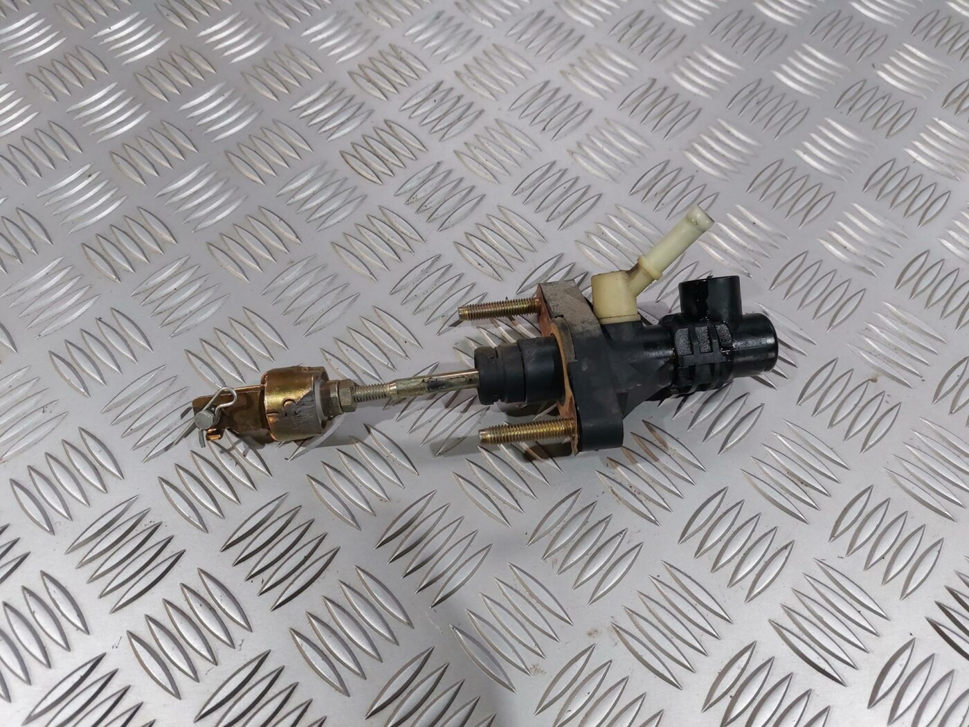 Sajūga galvenais cilindrs priekš TOYOTA COROLLA VERSO 2006 1 Sajūga galvenais cilindrs priekš TOYOTA COROLLA VERSO 2006