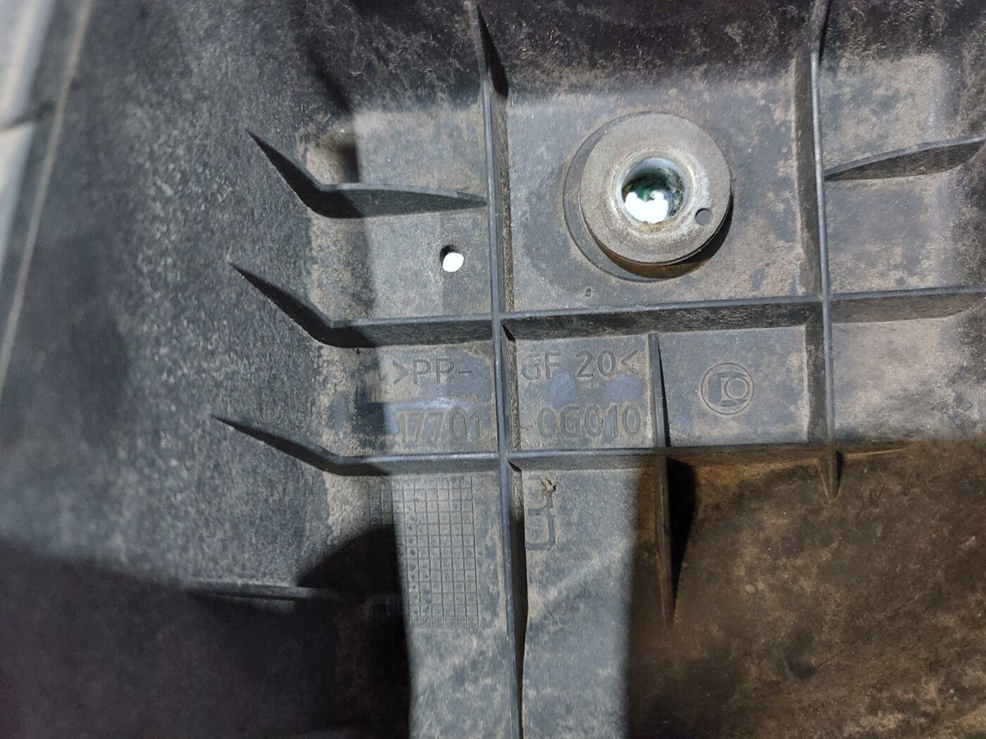 Gaisa filtra korpusa vāks priekš TOYOTA COROLLA VERSO 2006 3 Gaisa filtra korpusa vāks priekš TOYOTA COROLLA VERSO 2006