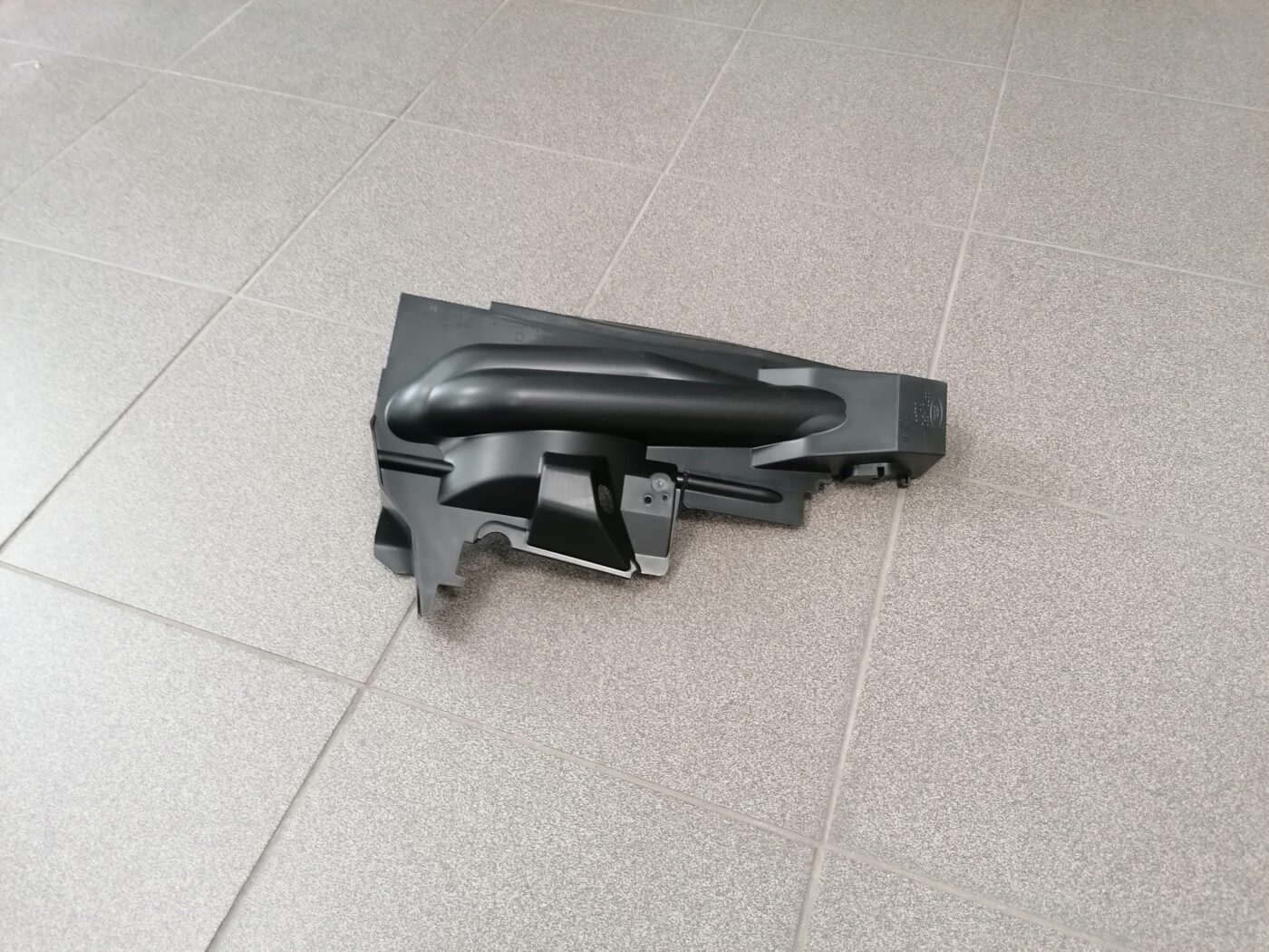 Ieplūdes gaisa deflektors priekš FORD C-MAX 2010-2019 1 Ieplūdes gaisa deflektors priekš FORD C-MAX 2010-2019