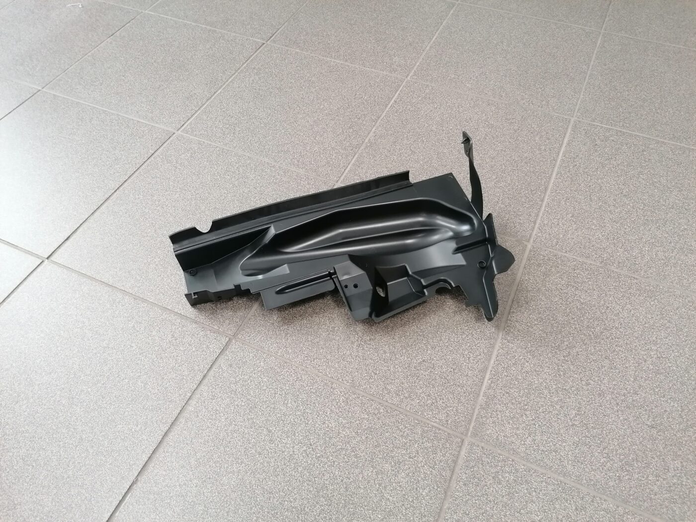 Ieplūdes gaisa deflektors priekš FORD C-MAX 2010-2019 2 Ieplūdes gaisa deflektors priekš FORD C-MAX 2010-2019