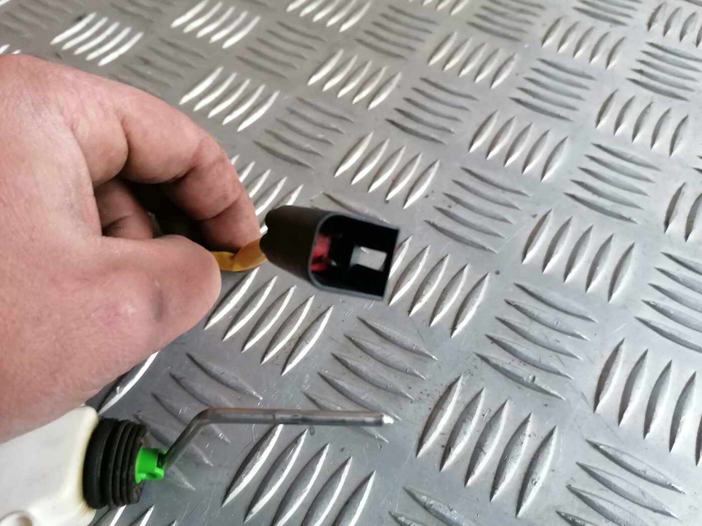 Degvielas tvertnes vāka slēdzene priekš FORD GALAXY 2005 3 Degvielas tvertnes vāka slēdzene priekš FORD GALAXY 2005