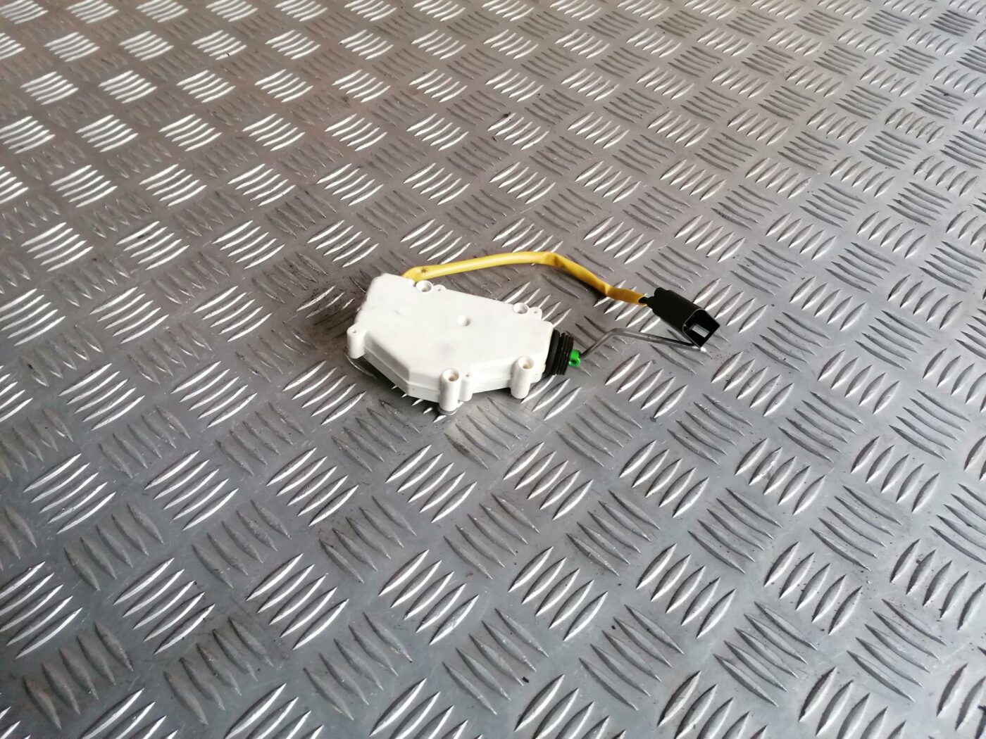 Degvielas tvertnes vāka slēdzene priekš FORD GALAXY 2005 1 Degvielas tvertnes vāka slēdzene priekš FORD GALAXY 2005