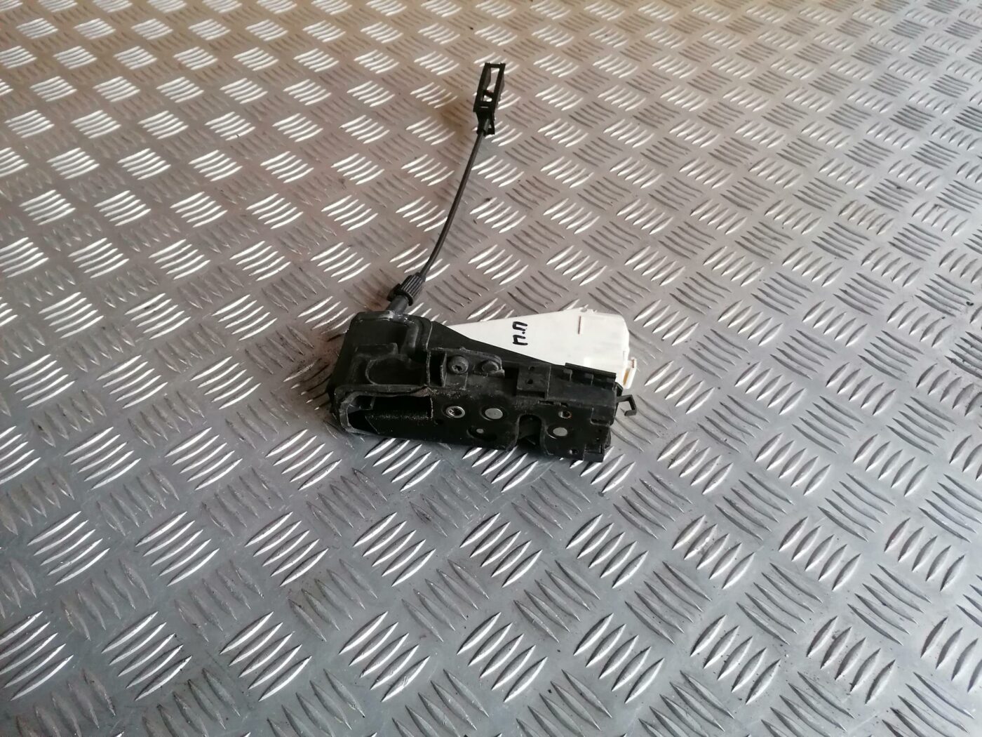 Priekšējo labo durvju slēdzene priekš FORD GALAXY 2005 1 Priekšējo labo durvju slēdzene priekš FORD GALAXY 2005