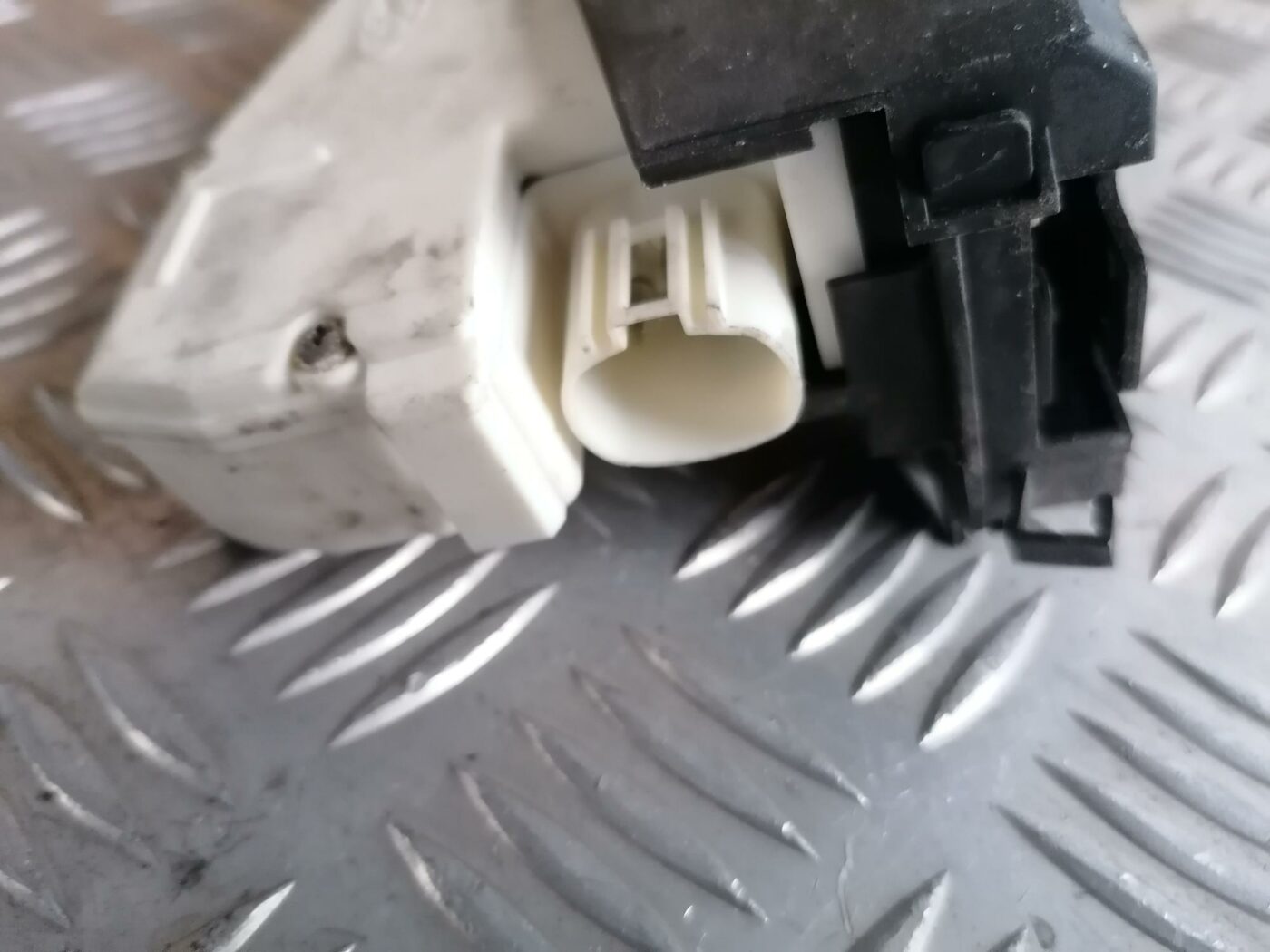 Priekšējo labo durvju slēdzene priekš FORD GALAXY 2005 3 Priekšējo labo durvju slēdzene priekš FORD GALAXY 2005