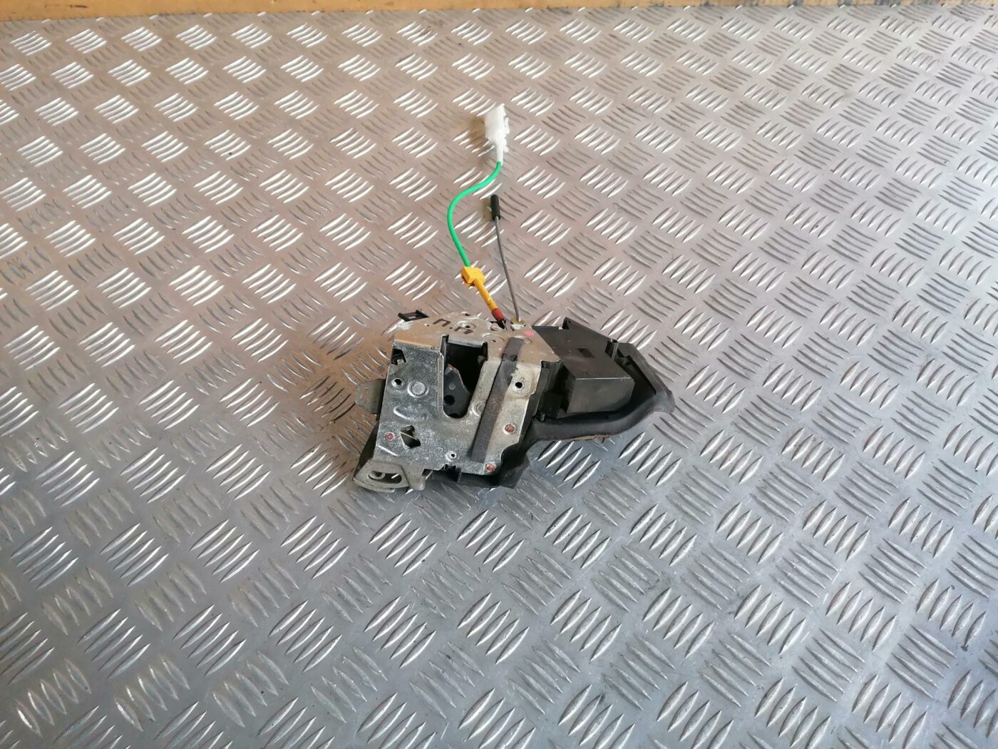 Priekšējo labo durvju slēdzene priekš BMW 530D E39 2001 TOURING 1 Priekšējo labo durvju slēdzene priekš BMW 530D E39 2001 TOURING