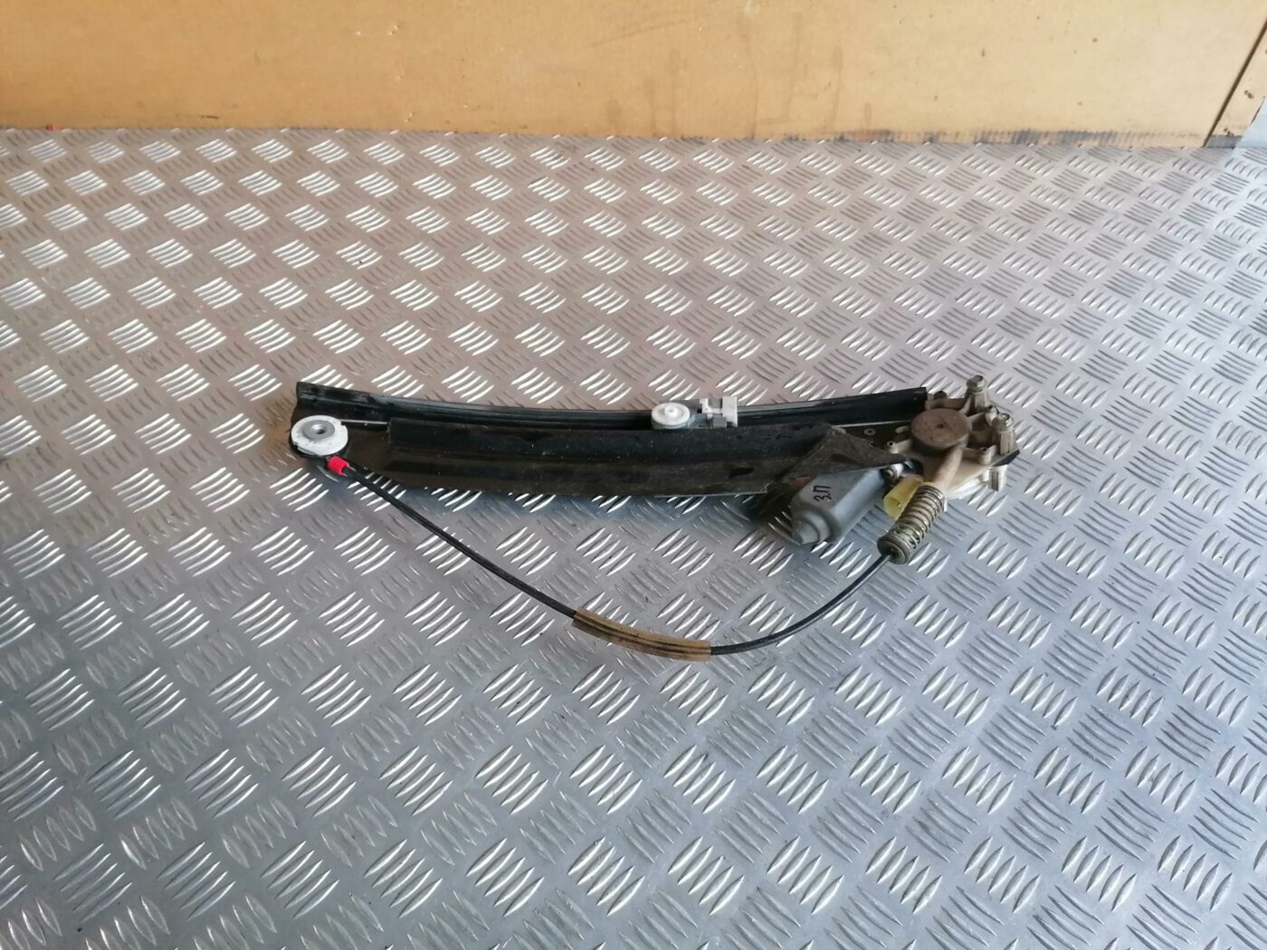 Stikla pacelšanas mehānisms aizmugurējais labais priekš BMW 530D E39 2001 TOURING 1 Stikla pacelšanas mehānisms aizmugurējais labais priekš BMW 530D E39 2001 TOURING