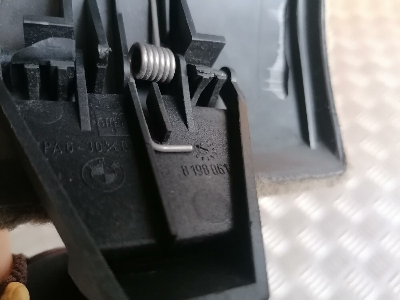 Bagāžnieka nodalījuma sānu apdares lūka priekš BMW 530D E39 2001 TOURING 3 Bagāžnieka nodalījuma sānu apdares lūka priekš BMW 530D E39 2001 TOURING