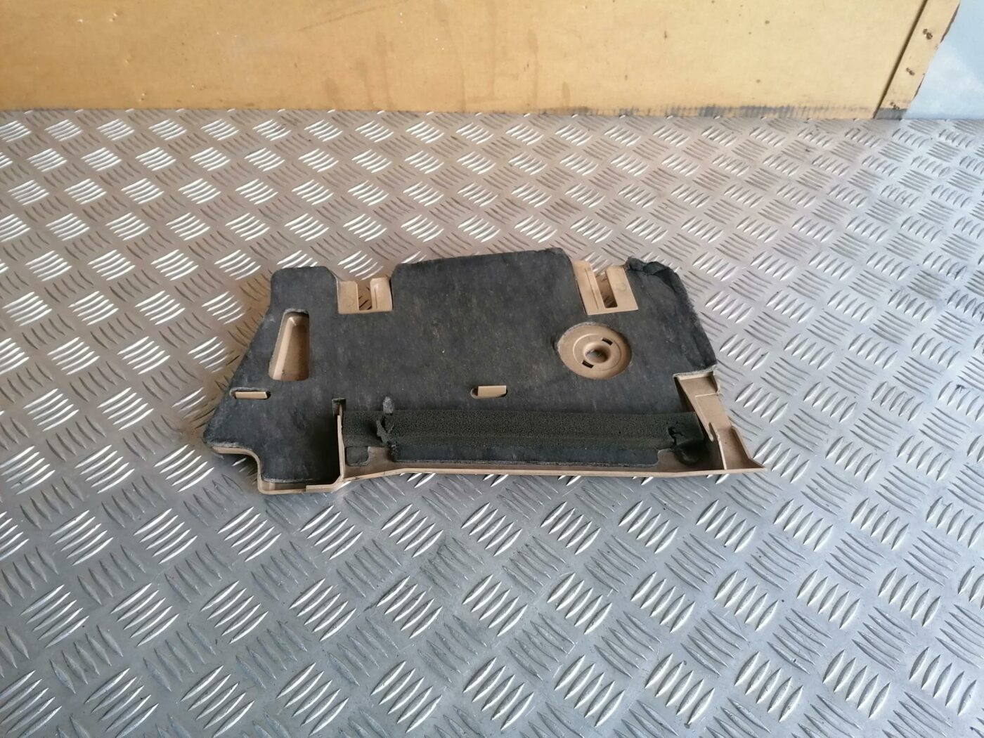 Mērinstrumentu paneļa apakšēja apdare priekš BMW 530D E39 2001 TOURING 2 Mērinstrumentu paneļa apakšēja apdare priekš BMW 530D E39 2001 TOURING