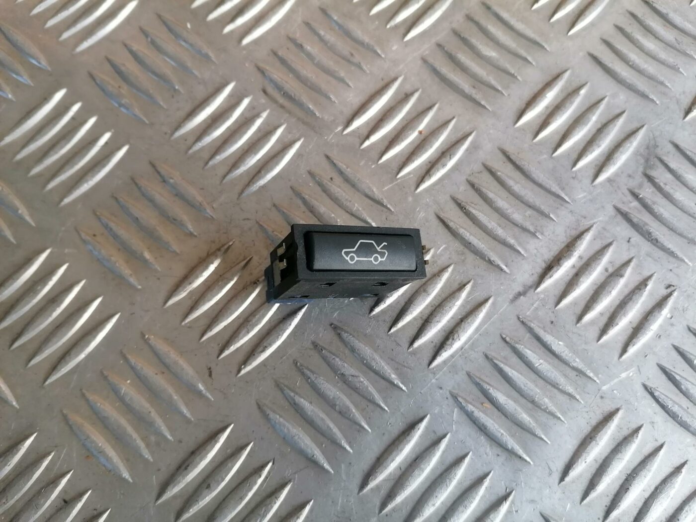 Bagāžnieka vāka atvēršanas rokturis/poga priekš BMW 530D E39 2001 TOURING 1 Bagāžnieka vāka atvēršanas rokturis/poga priekš BMW 530D E39 2001 TOURING