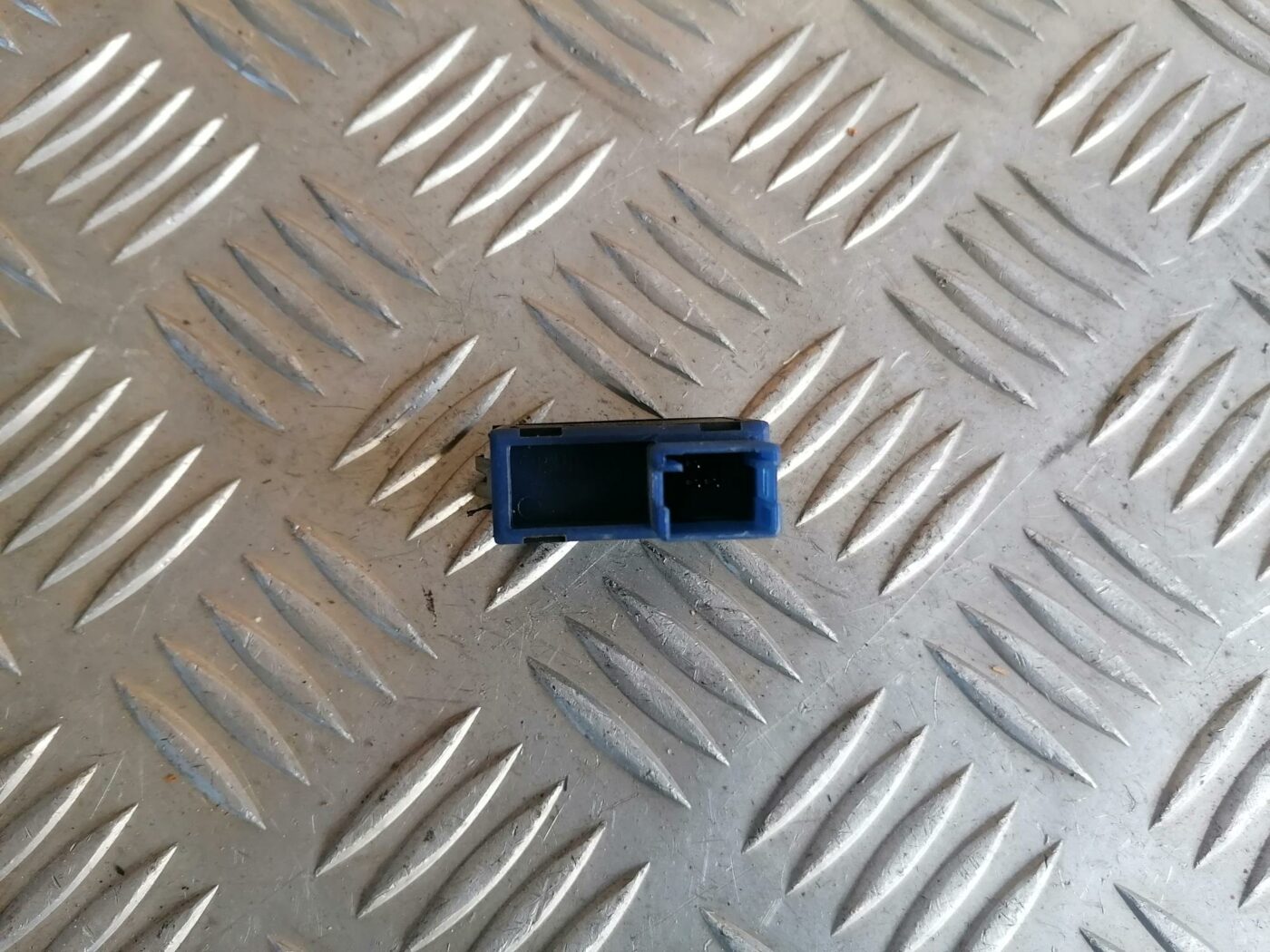 Bagāžnieka vāka atvēršanas rokturis/poga priekš BMW 530D E39 2001 TOURING 2 Bagāžnieka vāka atvēršanas rokturis/poga priekš BMW 530D E39 2001 TOURING