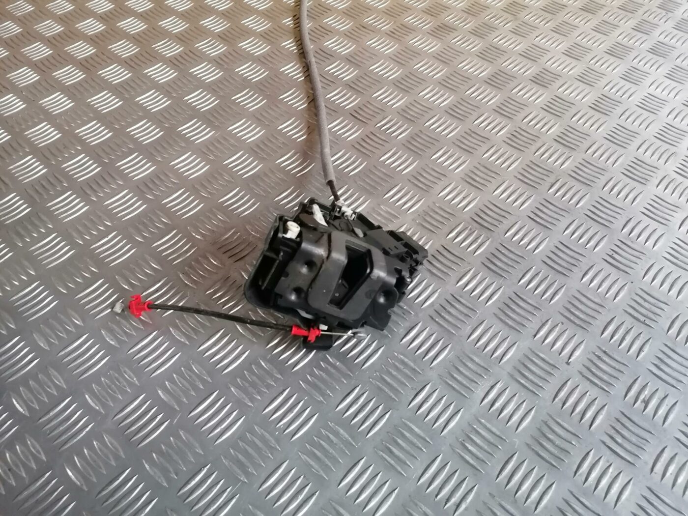 Aizmugurējo kreiso durvju slēdzene priekš FORD MONDEO 2007 1 Aizmugurējo kreiso durvju slēdzene priekš FORD MONDEO 2007