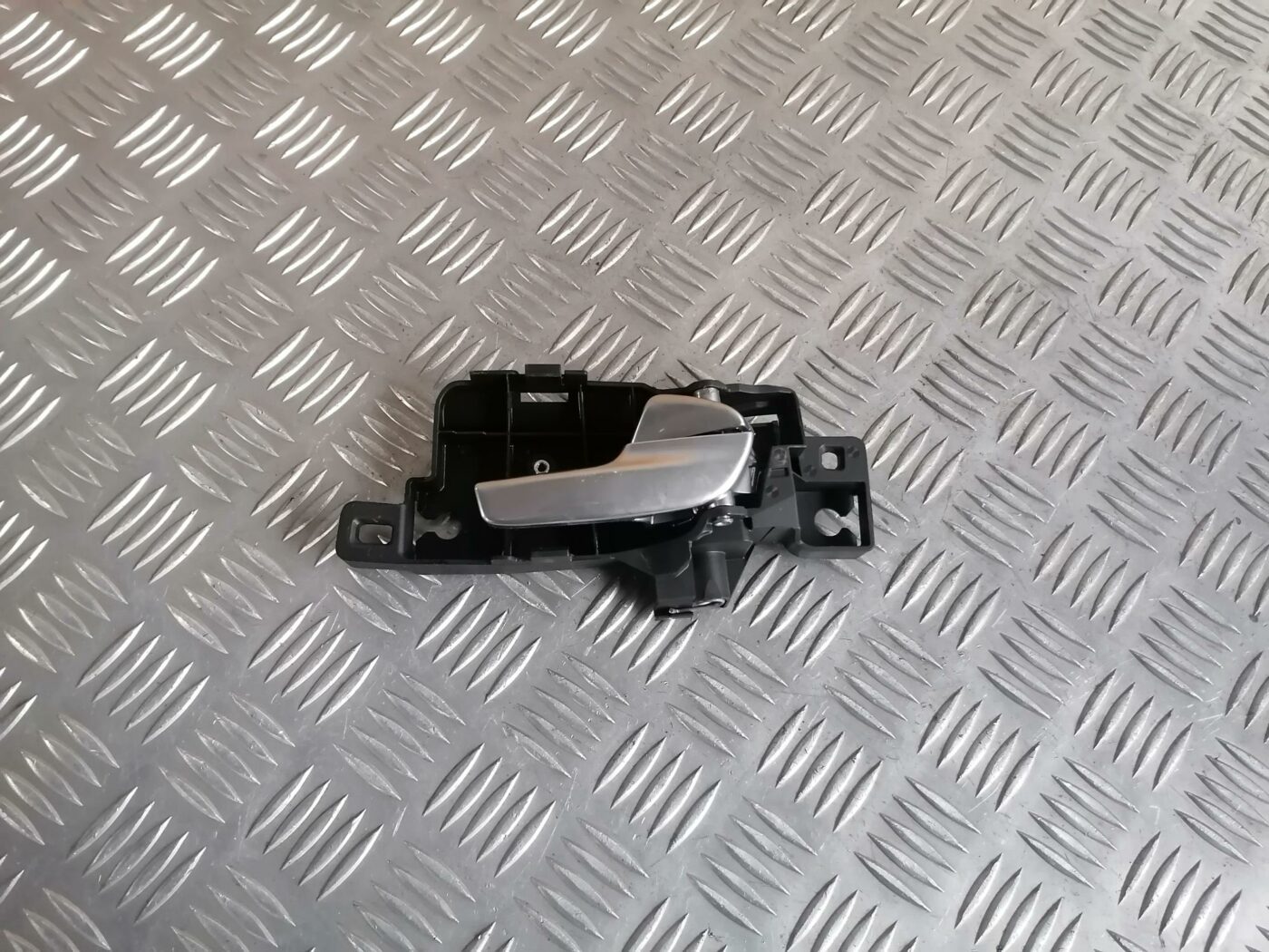 Salona durvju rokturis, priekšējais labais priekš FORD MONDEO 2007 1 Salona durvju rokturis, priekšējais labais priekš FORD MONDEO 2007