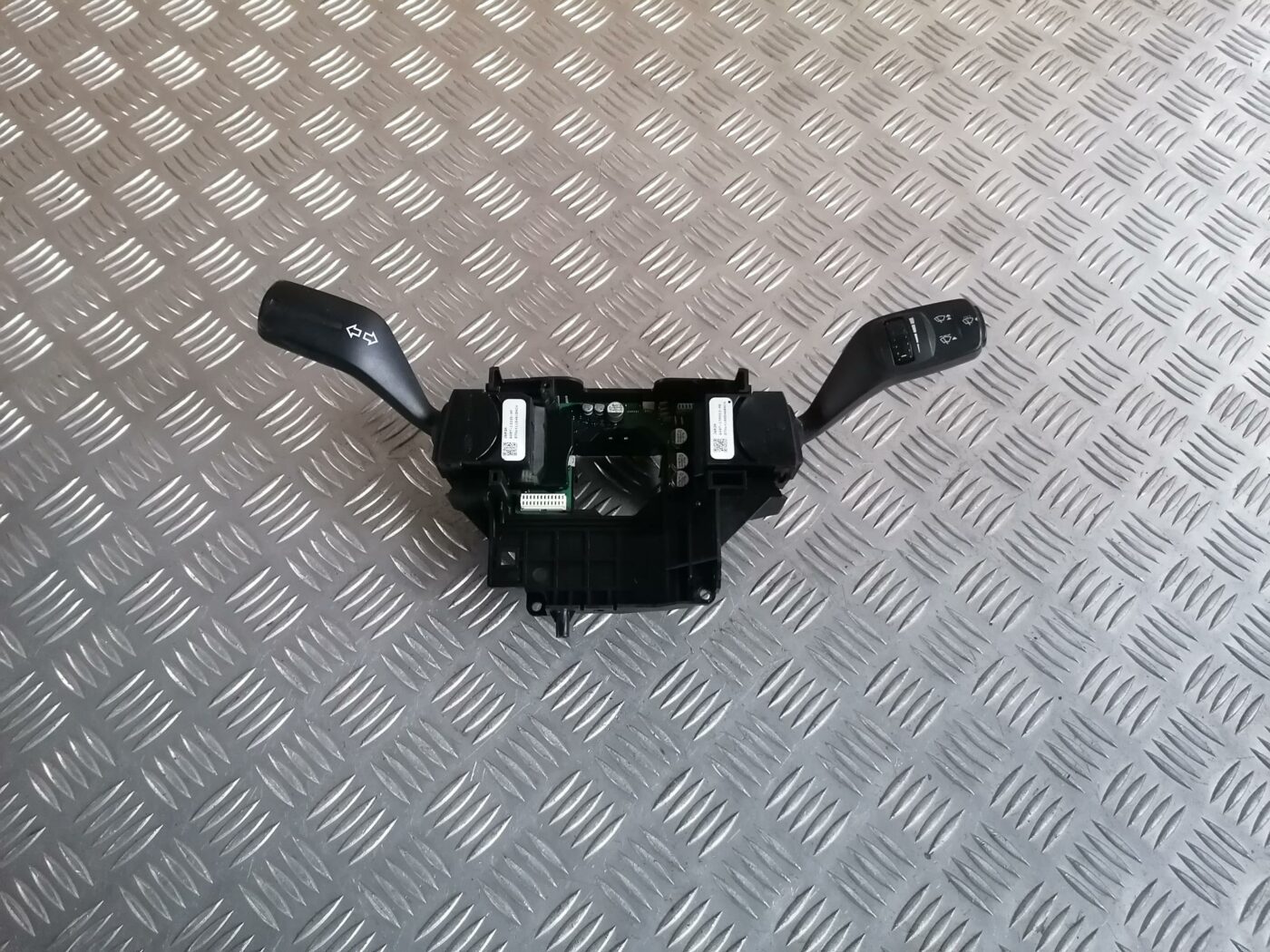 Stūres statnes slēdzis priekš FORD MONDEO 2007 1 Stūres statnes slēdzis priekš FORD MONDEO 2007