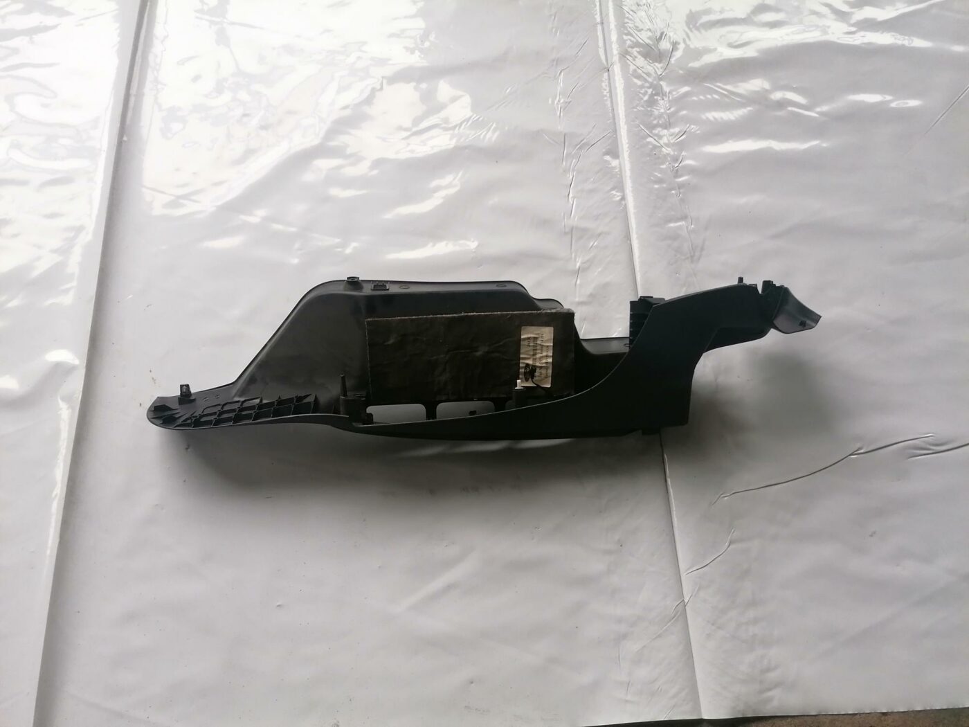 Aizmugures plaukta turētājs priekš FORD MONDEO 2007 2 Aizmugures plaukta turētājs priekš FORD MONDEO 2007