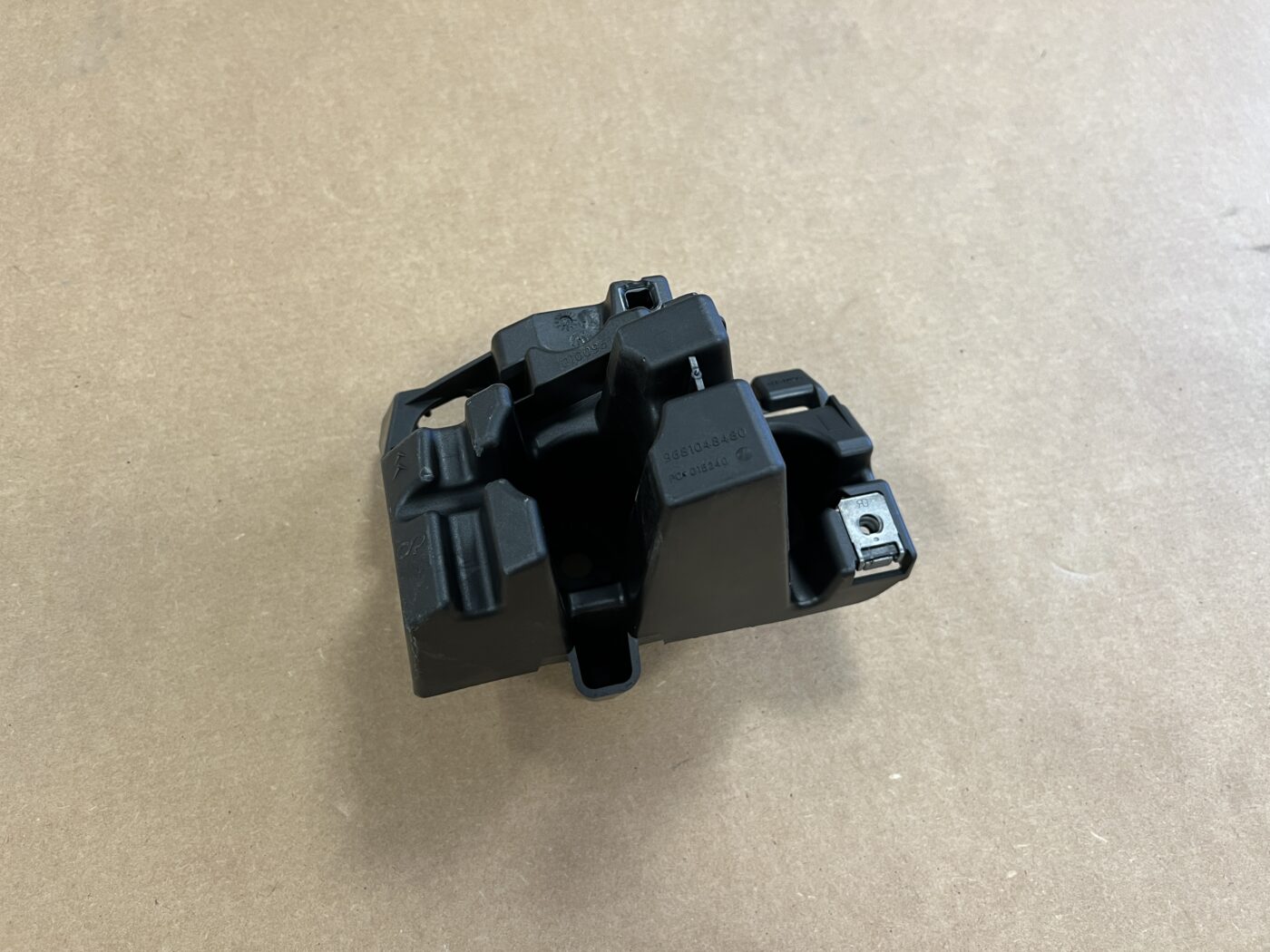 Aizmugurējā spārna un bufera stiprinājums priekš CITROEN C5 2008-2016 9681048480 1 Aizmugurējā spārna un bufera stiprinājums priekš CITROEN C5 2008-2016 9681048480