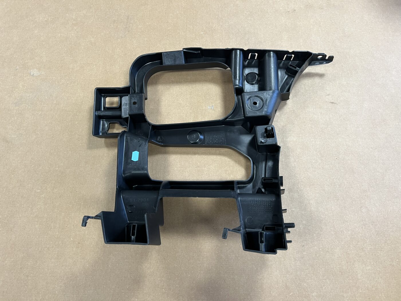 Aizmugurējā spārna un bufera stiprinājums priekš CITROEN C5 2008-2016 77102F08 2 Aizmugurējā spārna un bufera stiprinājums priekš CITROEN C5 2008-2016 77102F08