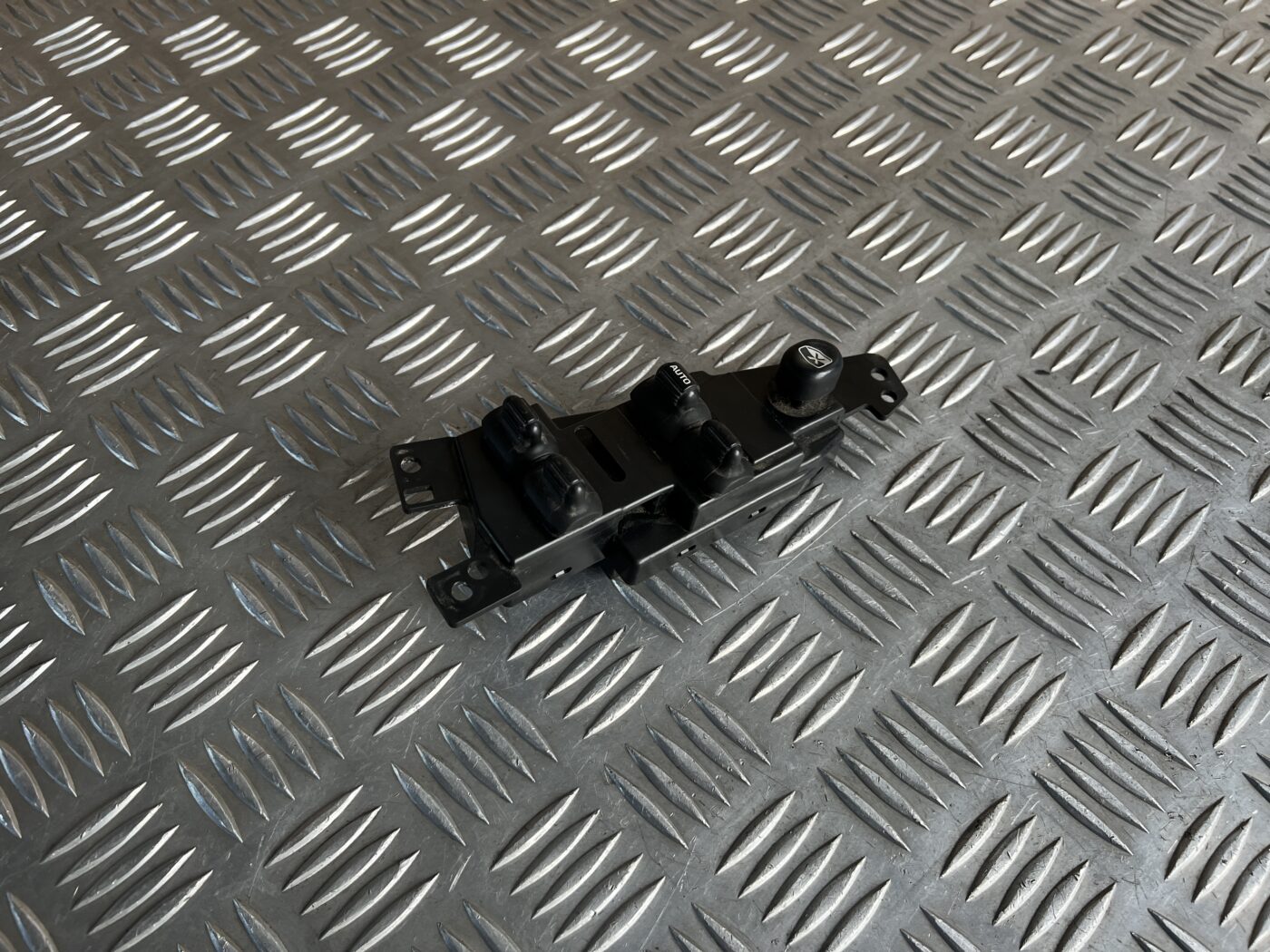 Šofera durvju slēdža pogas priekš CHRYSLER SEBRING 2006 1 Šofera durvju slēdža pogas priekš CHRYSLER SEBRING 2006