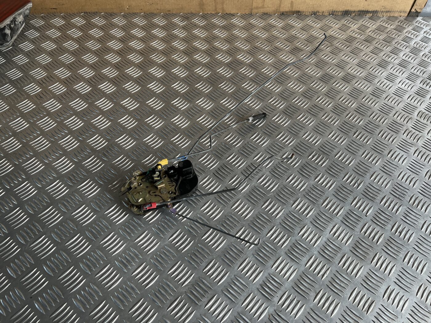 Priekšējo kreiso durvju slēdzene priekš CHRYSLER SEBRING 2006 1 Priekšējo kreiso durvju slēdzene priekš CHRYSLER SEBRING 2006