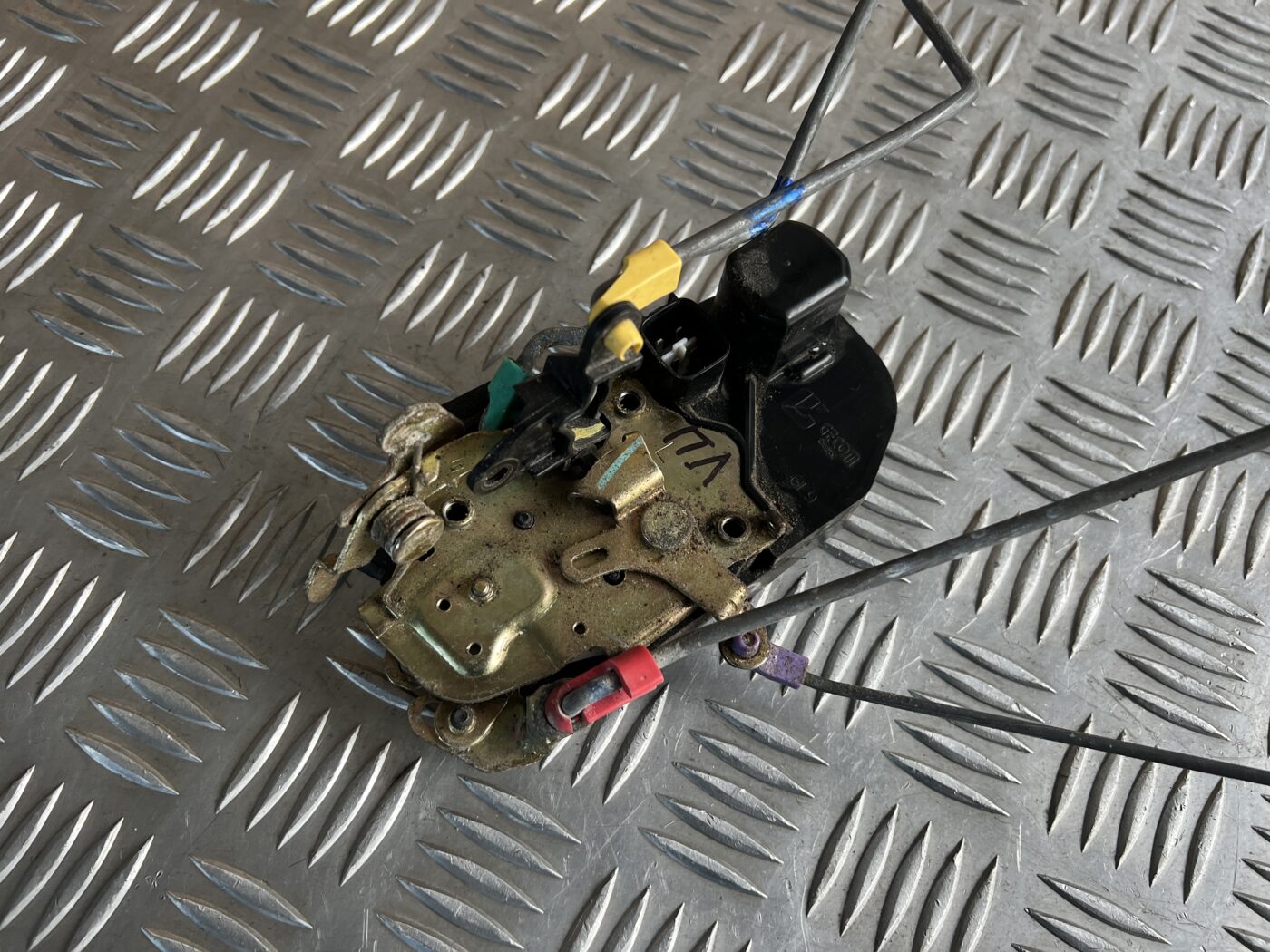 Priekšējo kreiso durvju slēdzene priekš CHRYSLER SEBRING 2006 2 Priekšējo kreiso durvju slēdzene priekš CHRYSLER SEBRING 2006