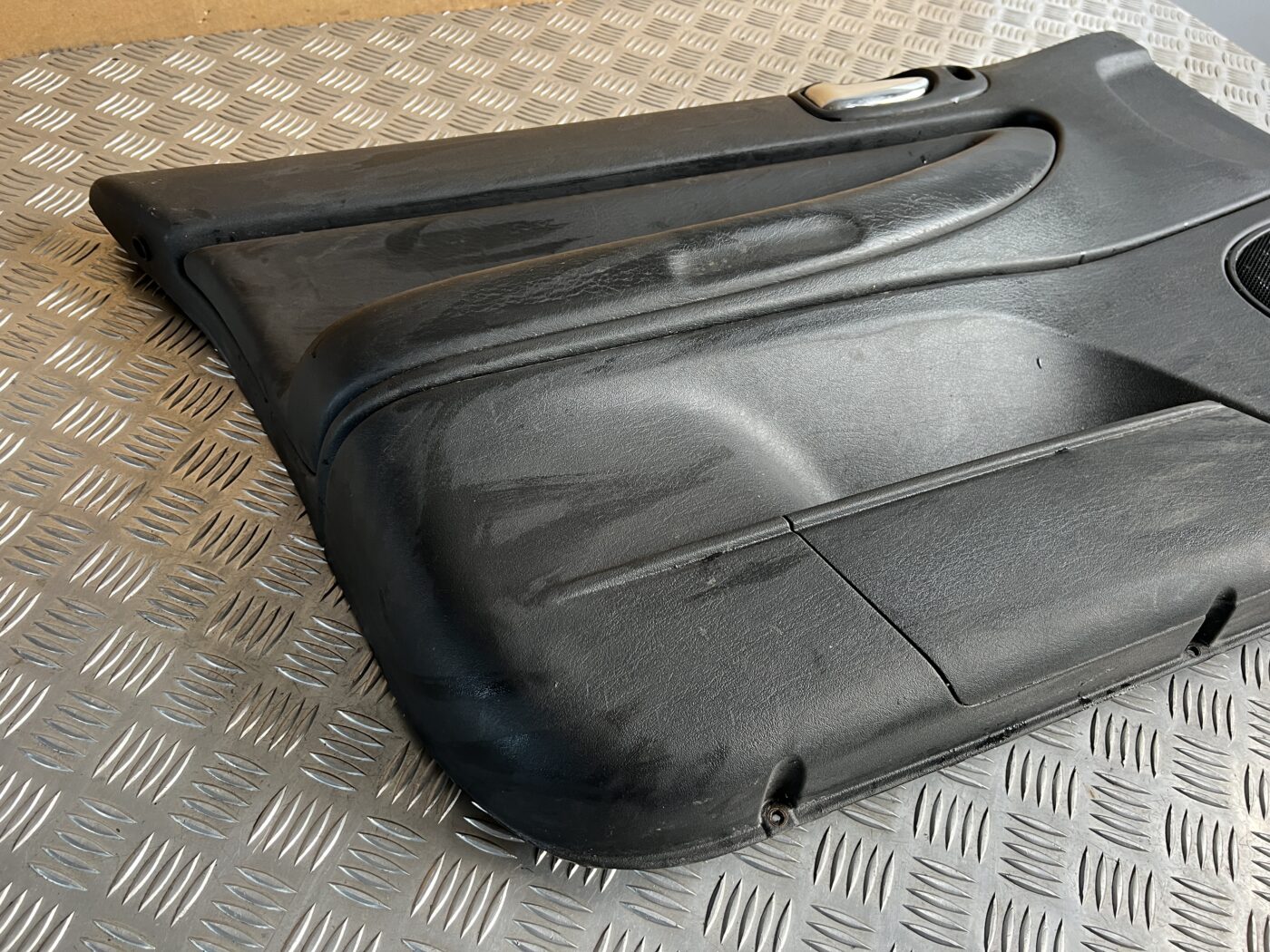 Priekšējo kreiso durvju apdare priekš CHRYSLER SEBRING 2006 2 Priekšējo kreiso durvju apdare priekš CHRYSLER SEBRING 2006