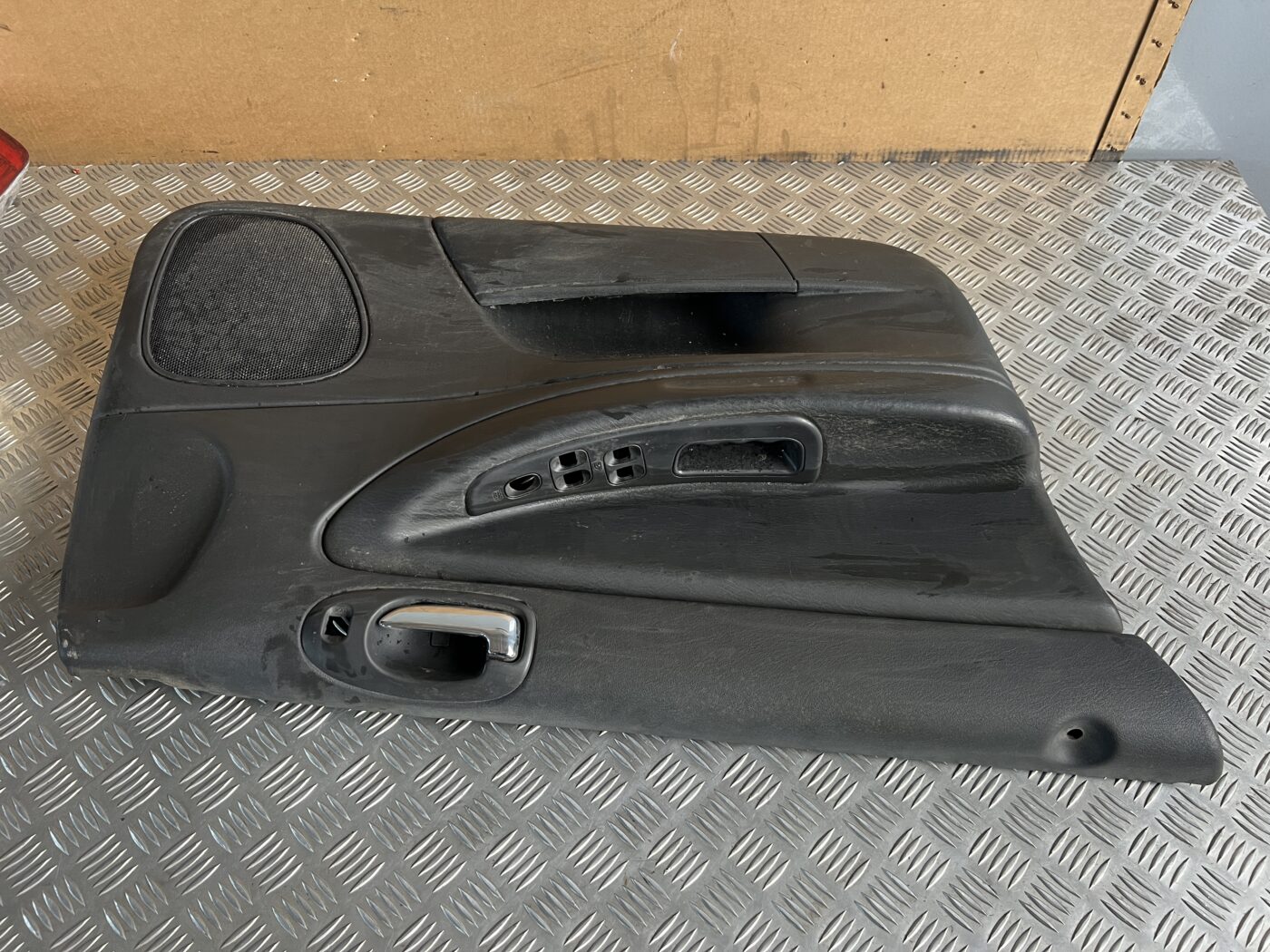 Priekšējo kreiso durvju apdare priekš CHRYSLER SEBRING 2006 4 Priekšējo kreiso durvju apdare priekš CHRYSLER SEBRING 2006