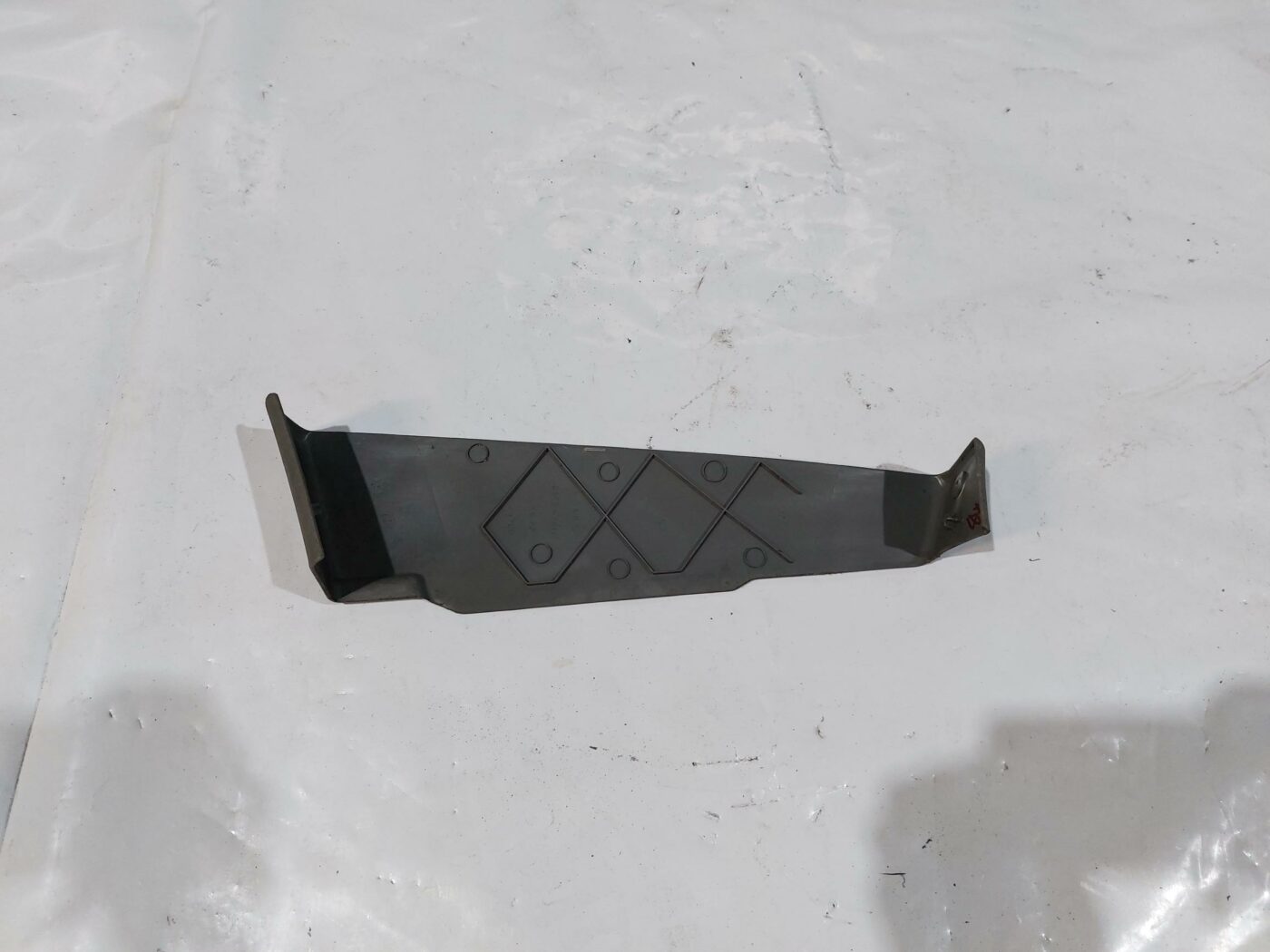 Priekšējā kreisā sēdekļa sliežu apdare priekš CHRYSLER VOYAGER 2006 2 Priekšējā kreisā sēdekļa sliežu apdare priekš CHRYSLER VOYAGER 2006