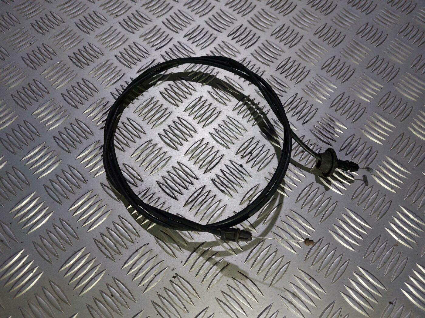 Pārsega slēdzenes trose priekš CHRYSLER VOYAGER 2006 1 Pārsega slēdzenes trose priekš CHRYSLER VOYAGER 2006