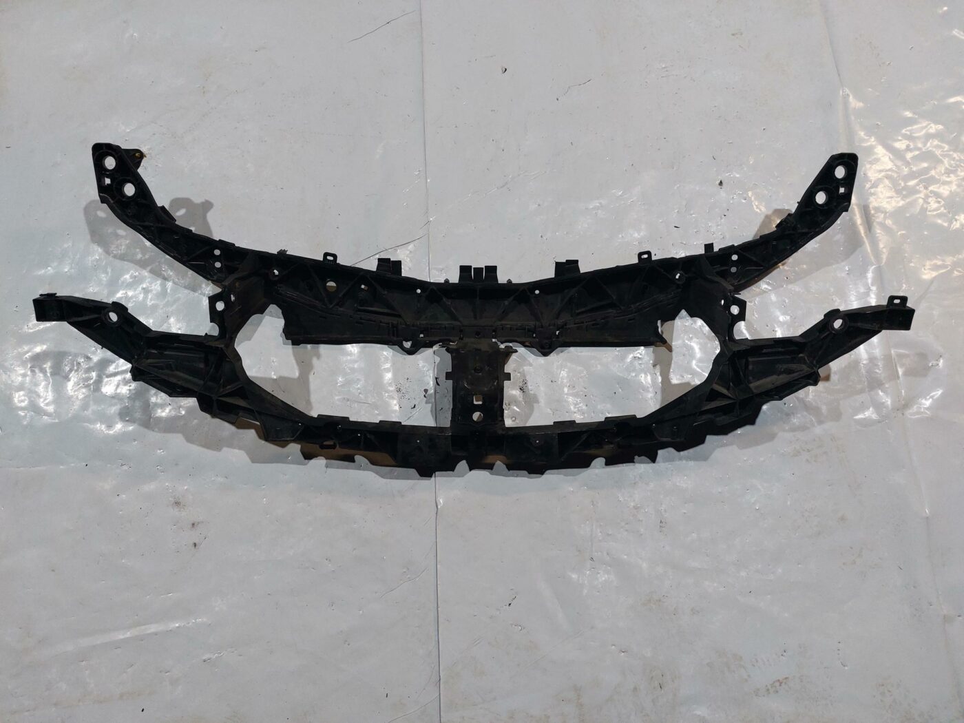 Priekšējā radiatora rāmja augšēja daļa priekš RENAULT LAGUNA 2011 2 Priekšējā radiatora rāmja augšēja daļa priekš RENAULT LAGUNA 2011