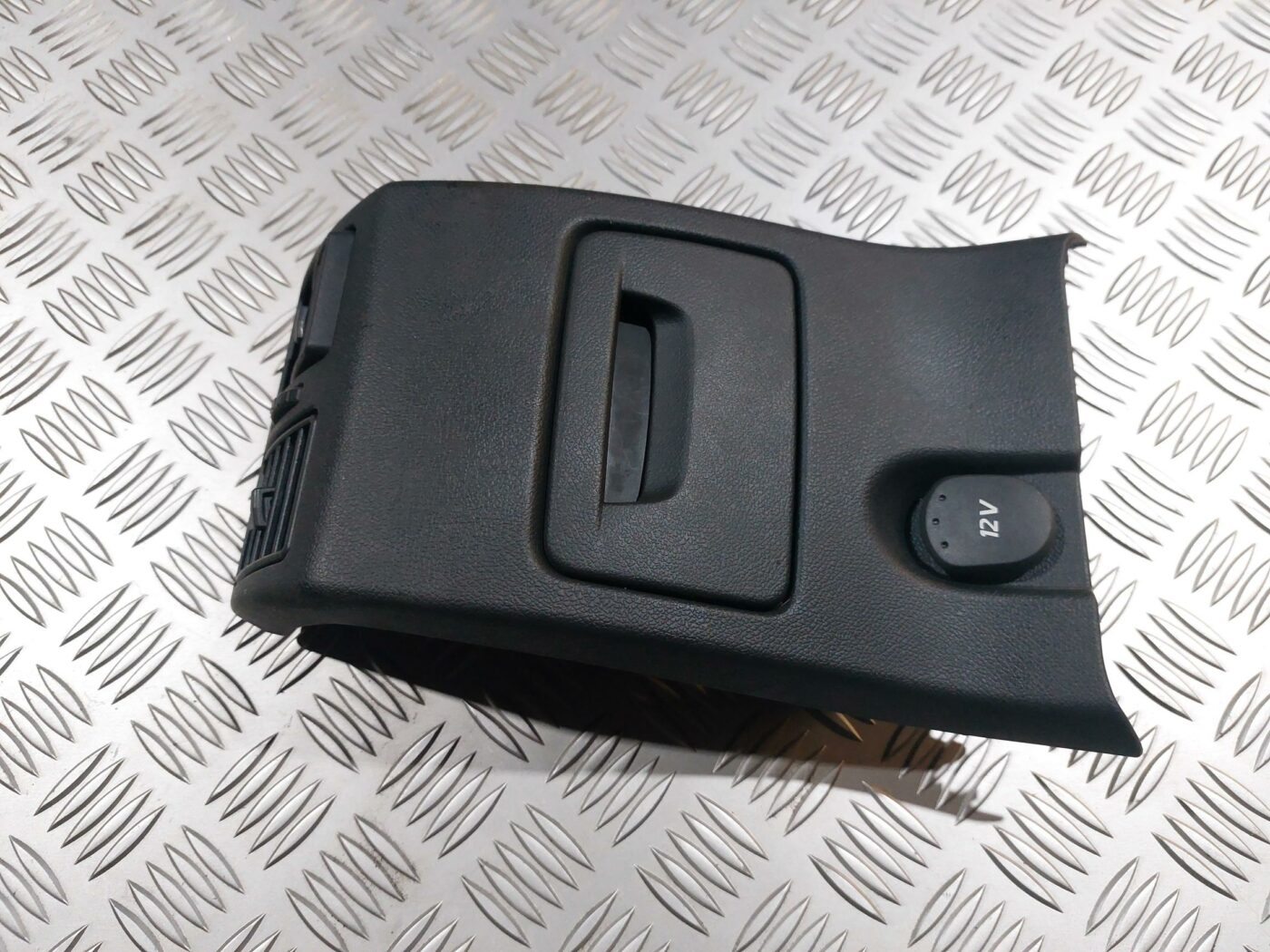 Centrālās konsoles (apdares) aizmugurēja daļa priekš RENAULT LAGUNA 2011 1 Centrālās konsoles (apdares) aizmugurēja daļa priekš RENAULT LAGUNA 2011