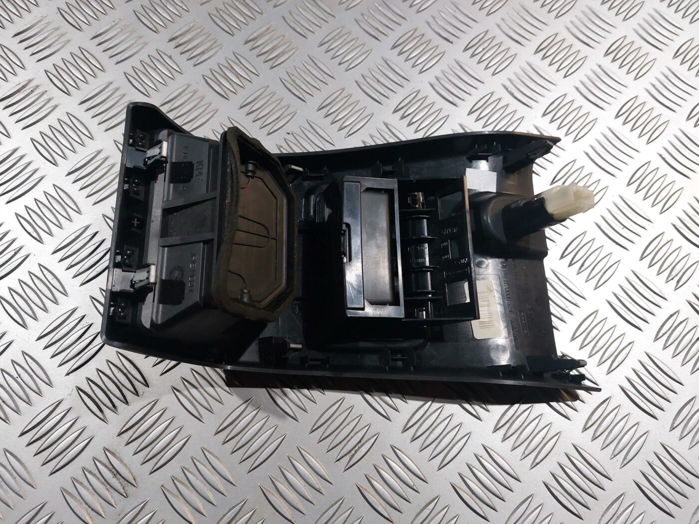 Centrālās konsoles (apdares) aizmugurēja daļa priekš RENAULT LAGUNA 2011 2 Centrālās konsoles (apdares) aizmugurēja daļa priekš RENAULT LAGUNA 2011