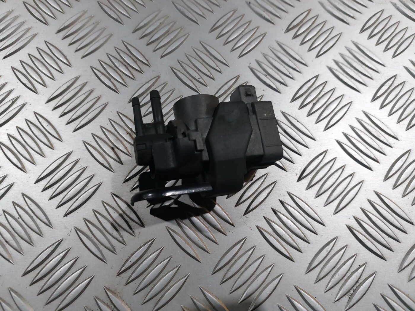 Solenoīda vakuuma vārsts priekš RENAULT LAGUNA 2011 1 Solenoīda vakuuma vārsts priekš RENAULT LAGUNA 2011