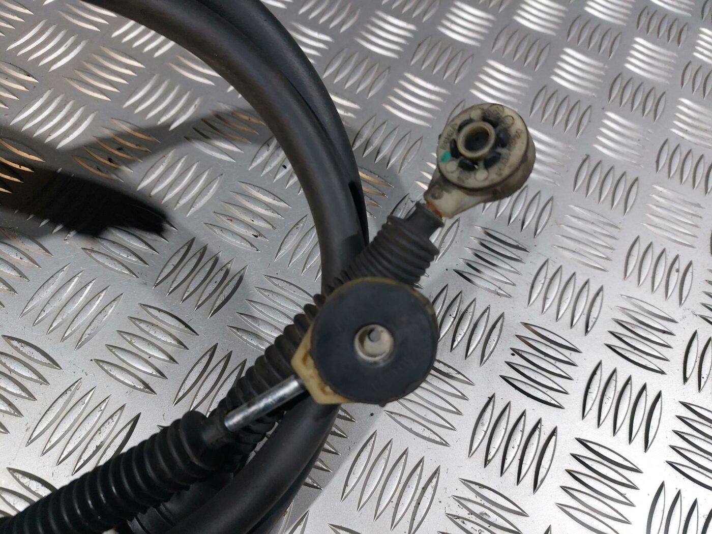 Pārnesumu pārslēgšanas mehānisma troses priekš RENAULT LAGUNA 2011 2 Pārnesumu pārslēgšanas mehānisma troses priekš RENAULT LAGUNA 2011