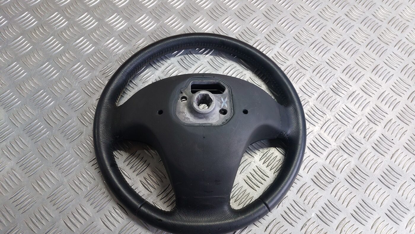 Stūre priekš VOLVO S40 2004 Black 4 Stūre priekš VOLVO S40 2004 Black