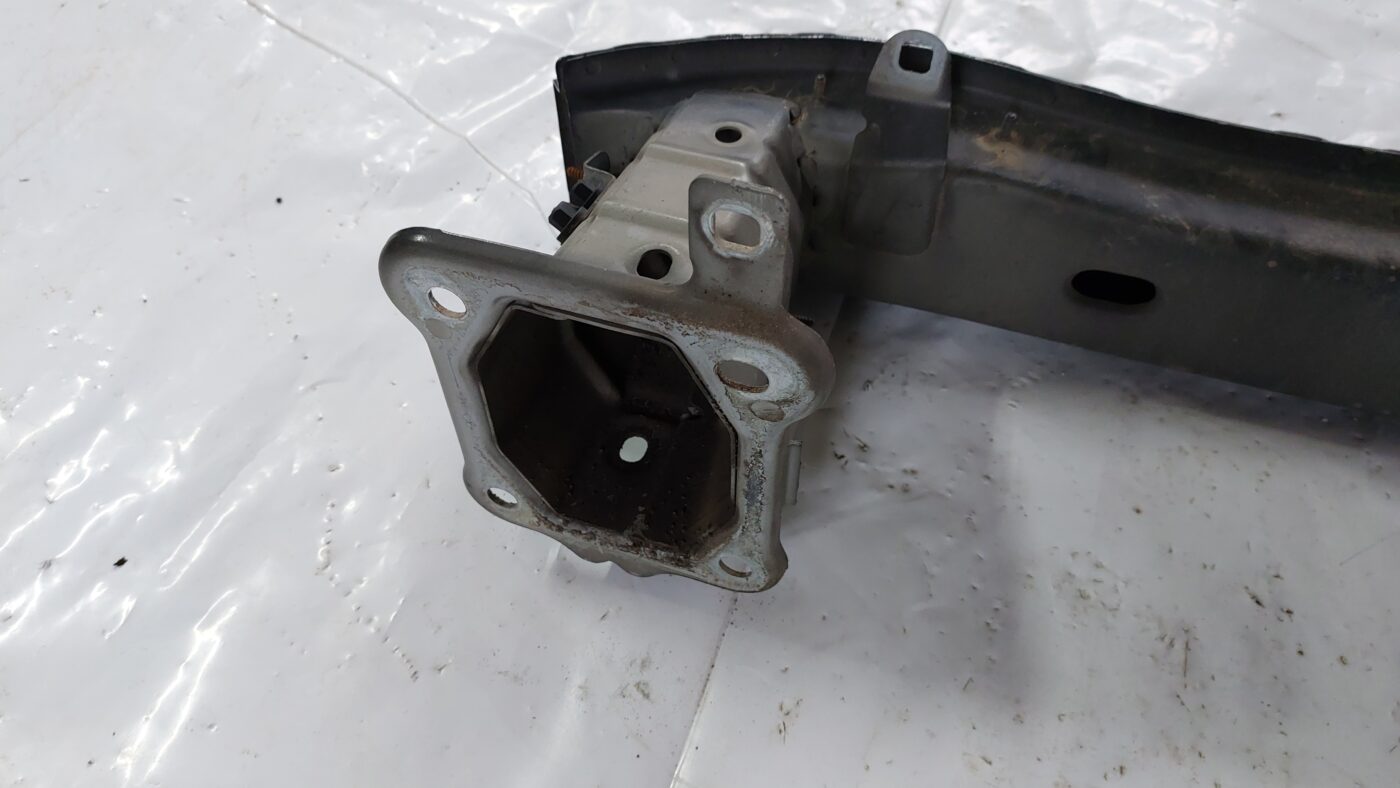 Priekšējā bufera pastiprinātājs priekš VOLVO S40 2004 Black 3 Priekšējā bufera pastiprinātājs priekš VOLVO S40 2004 Black