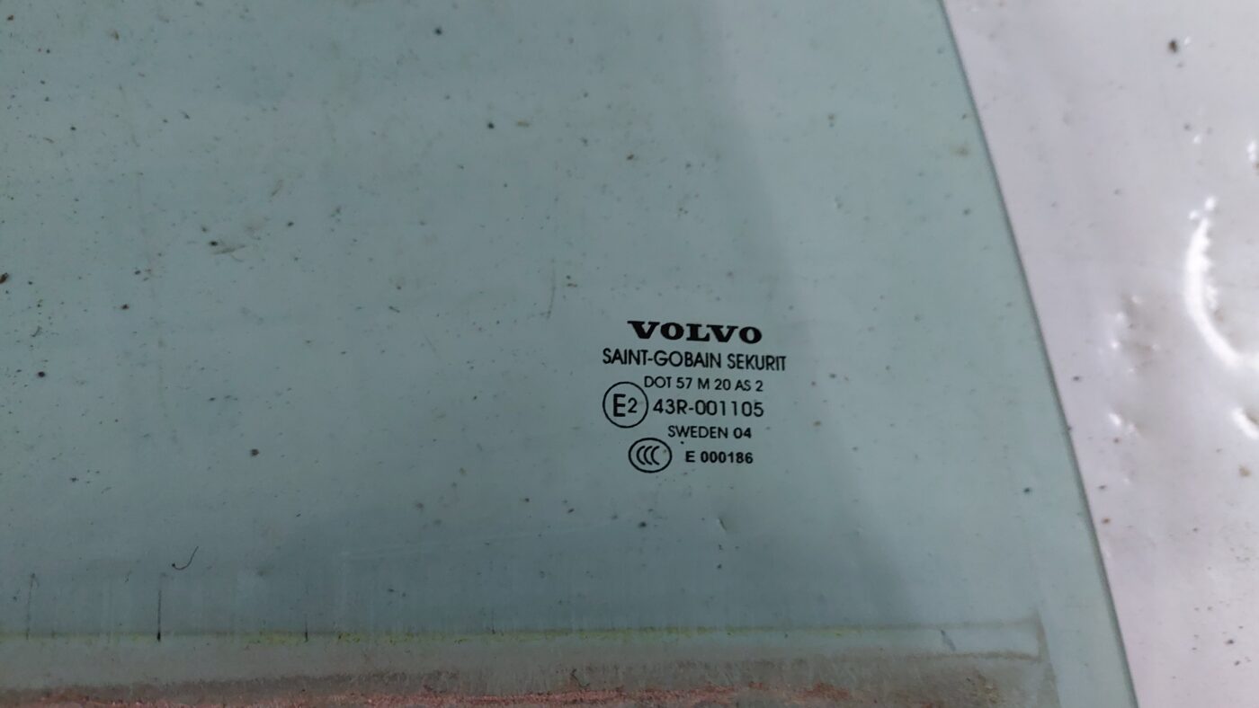 Aizmugurējo labo durvju stikls priekš VOLVO S40 2004 Black 2 Aizmugurējo labo durvju stikls priekš VOLVO S40 2004 Black