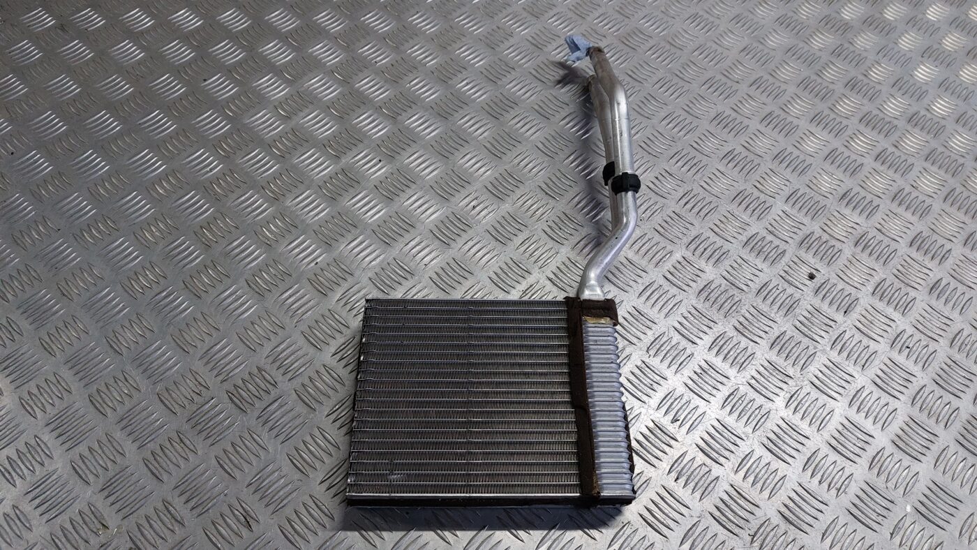 Apsildes sistēmas radiators priekš VOLVO S40 2004 Black 1 Apsildes sistēmas radiators priekš VOLVO S40 2004 Black