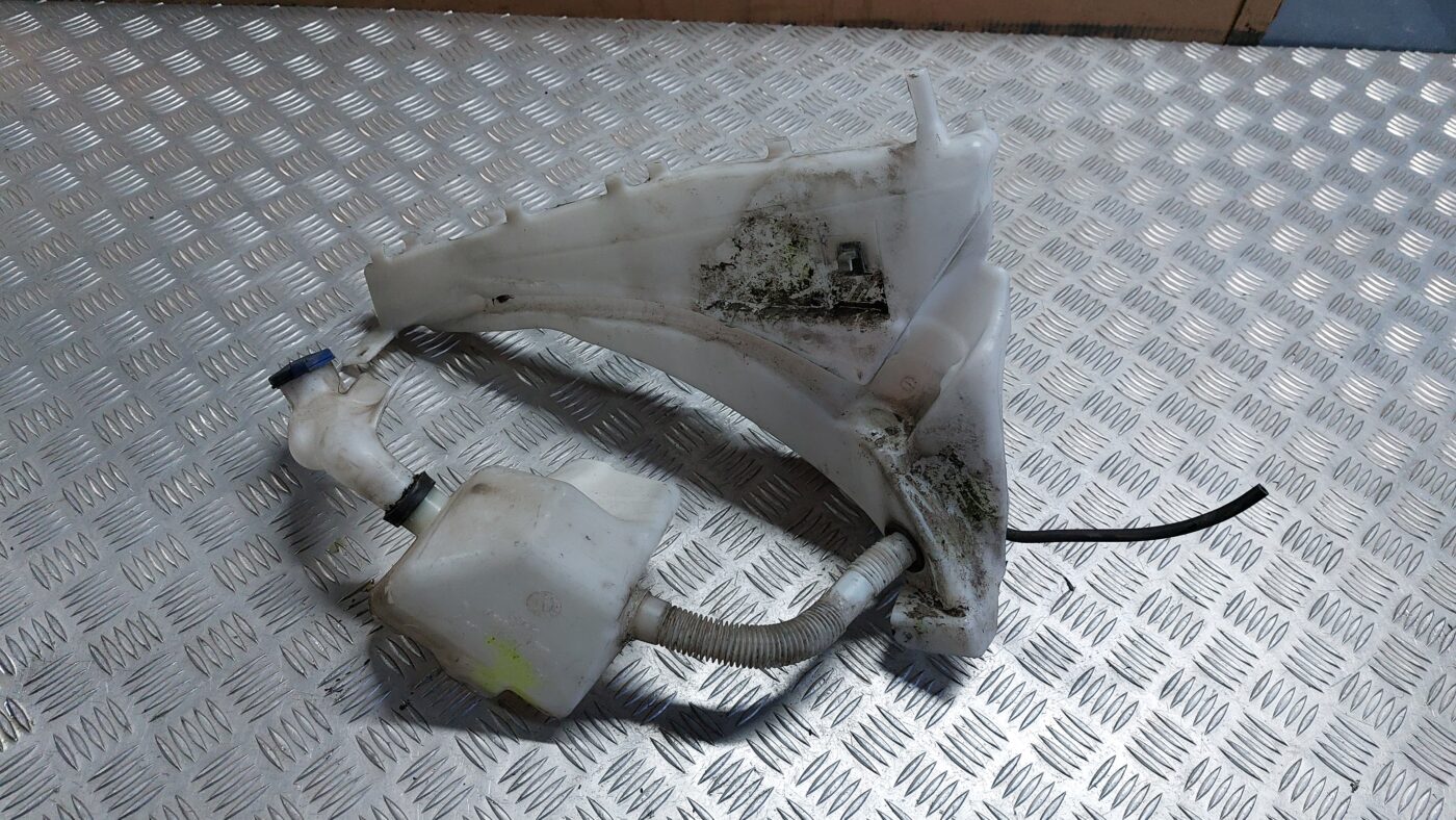 Mazgātāja šķidruma tvertne priekš VOLVO S40 2004 Black 1 Mazgātāja šķidruma tvertne priekš VOLVO S40 2004 Black