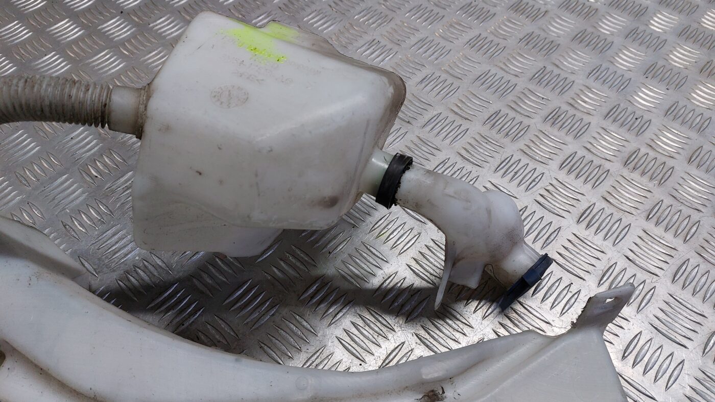 Mazgātāja šķidruma tvertne priekš VOLVO S40 2004 Black 2 Mazgātāja šķidruma tvertne priekš VOLVO S40 2004 Black