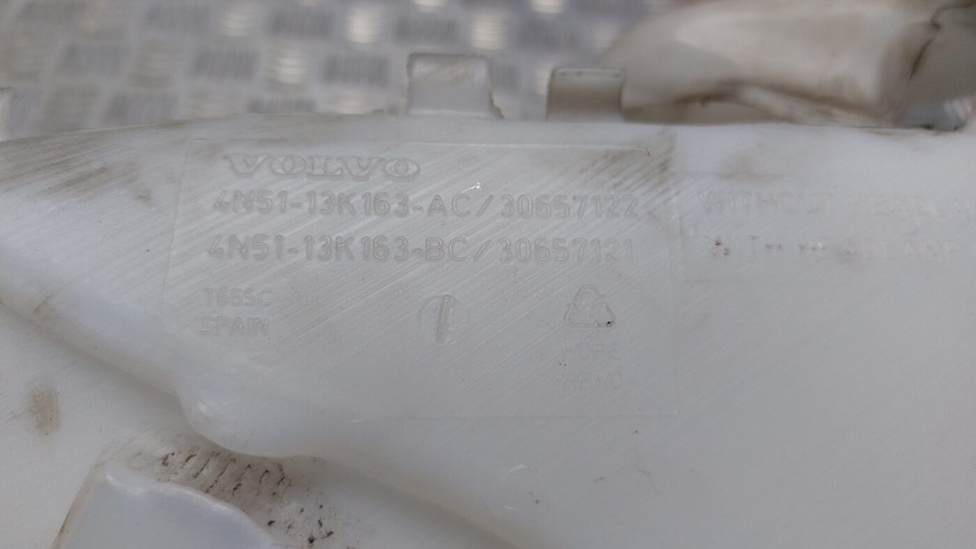 Mazgātāja šķidruma tvertne priekš VOLVO S40 2004 Black 3 Mazgātāja šķidruma tvertne priekš VOLVO S40 2004 Black