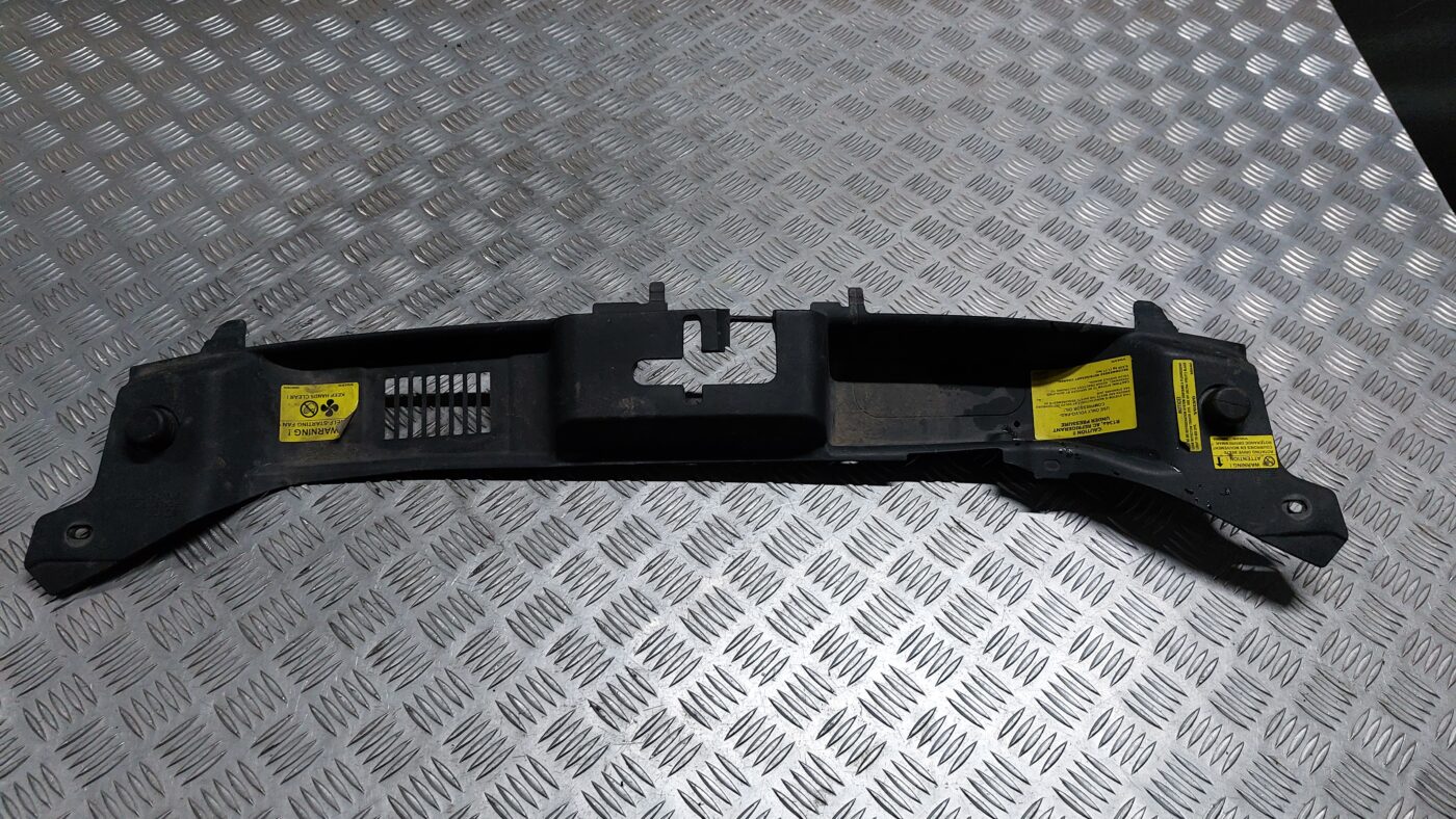 Radiatoru augšēja uzlika priekš VOLVO S40 2004 Black 2 Radiatoru augšēja uzlika priekš VOLVO S40 2004 Black