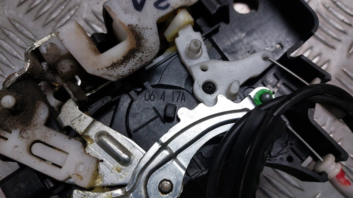 Aizmugurējo kreiso durvju slēdzene priekš MITSUBISHI COLT 2007 4 Aizmugurējo kreiso durvju slēdzene priekš MITSUBISHI COLT 2007