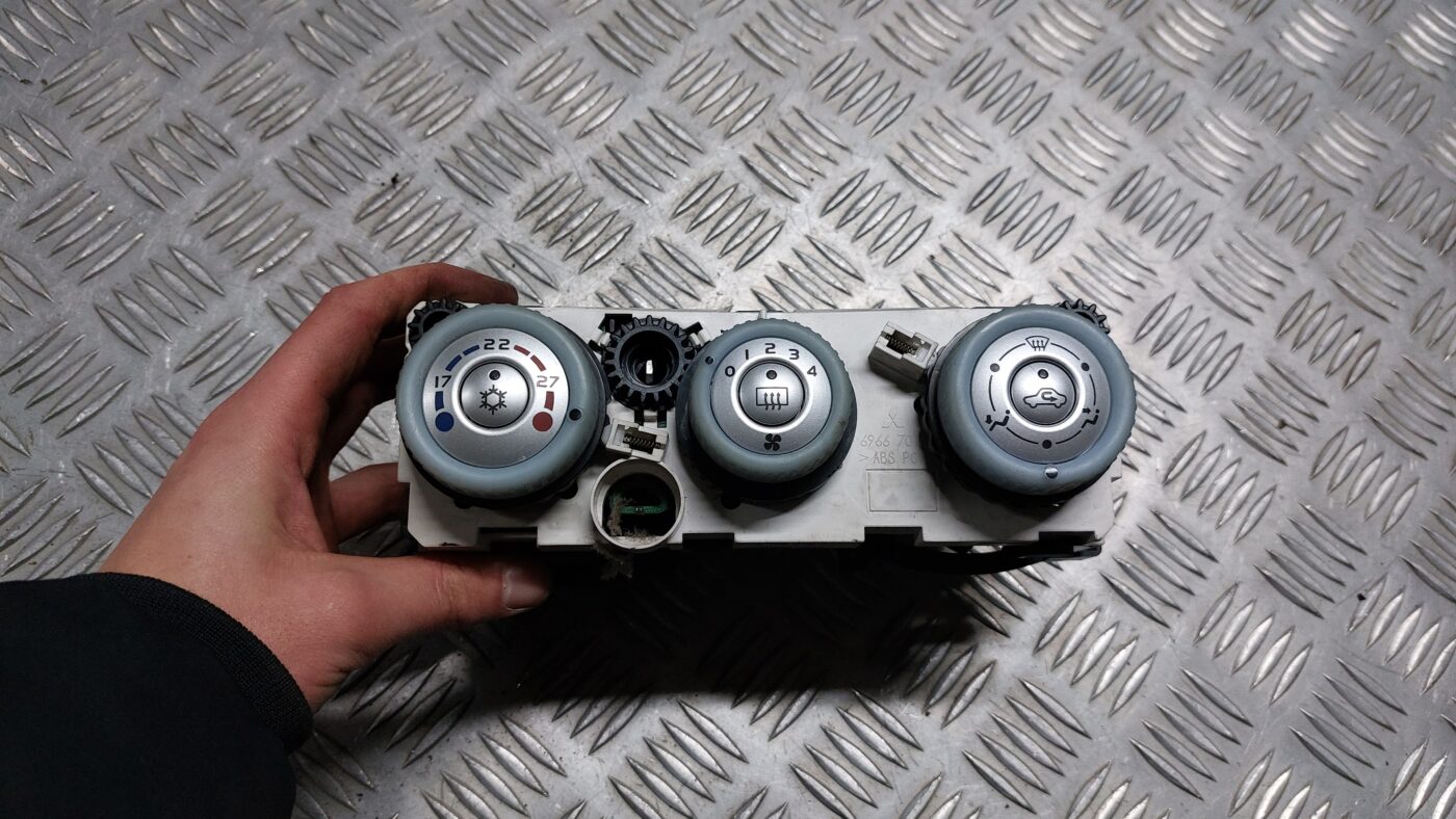 Klimata kontroles bloks priekš MITSUBISHI COLT 2007 2 Klimata kontroles bloks priekš MITSUBISHI COLT 2007