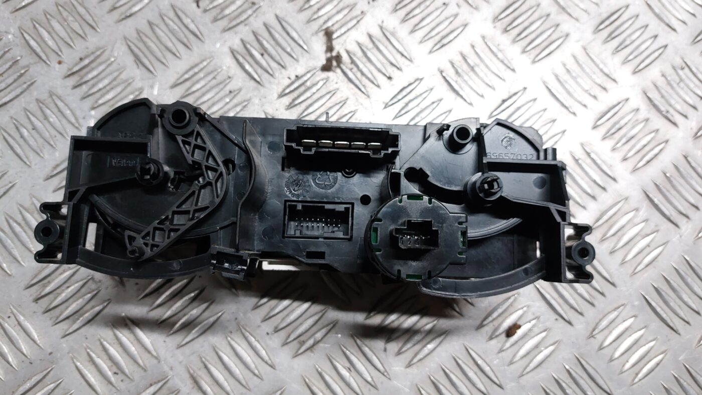 Klimata kontroles bloks priekš MITSUBISHI COLT 2007 4 Klimata kontroles bloks priekš MITSUBISHI COLT 2007