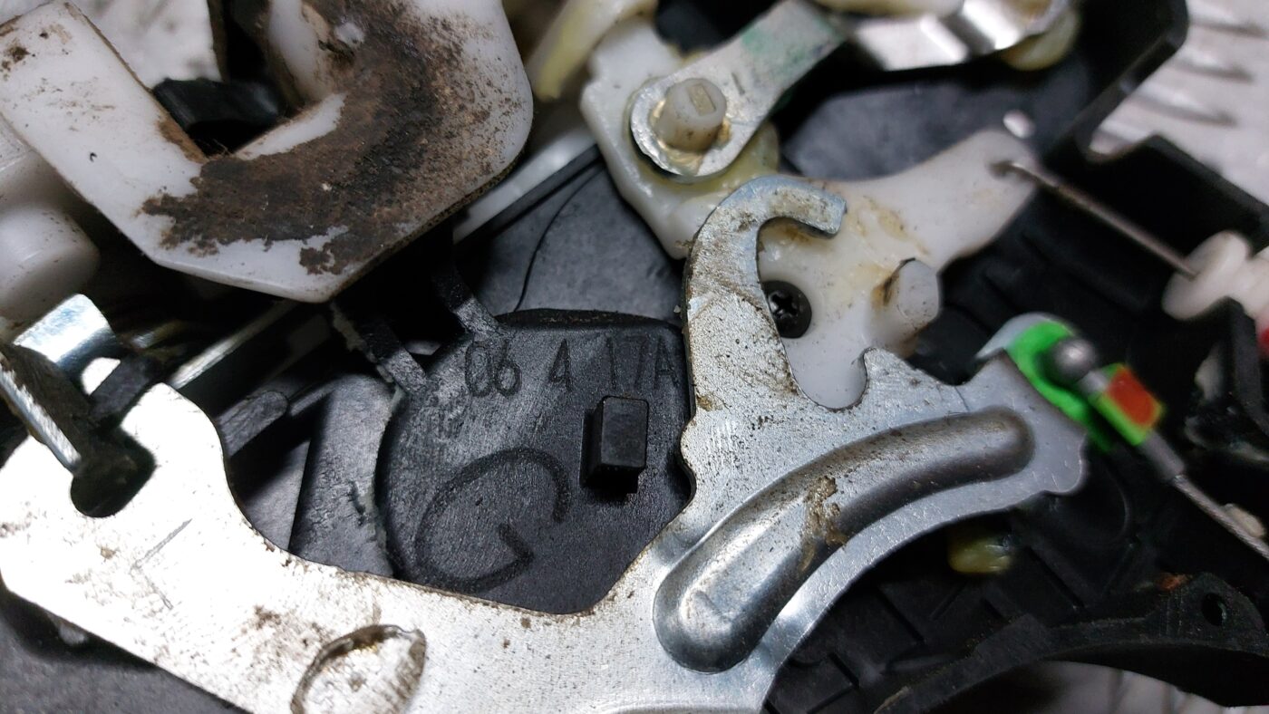 Priekšējo kreiso durvju slēdzene priekš MITSUBISHI COLT 2007 5 Priekšējo kreiso durvju slēdzene priekš MITSUBISHI COLT 2007