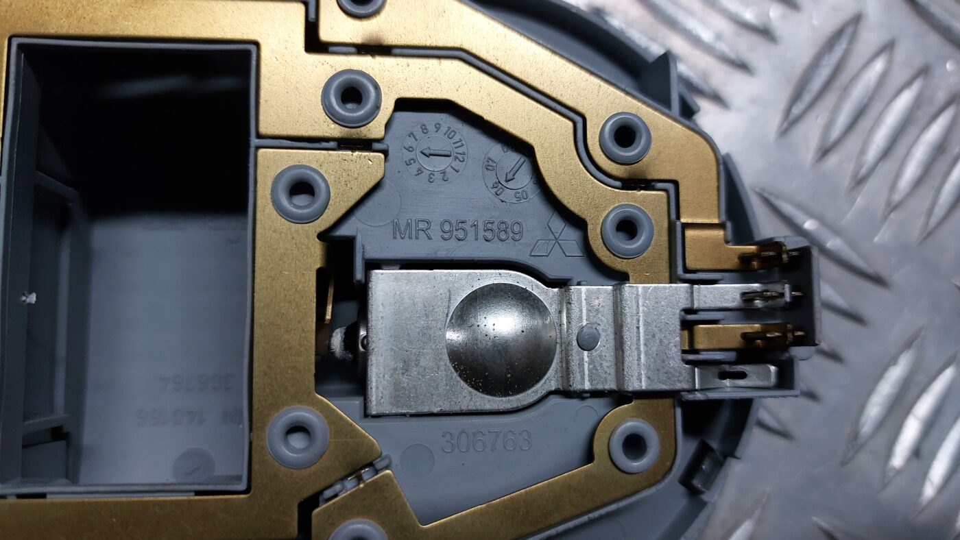 Aizmugurējo sēdvietu apgaismojums priekš MITSUBISHI COLT 2007 4 Aizmugurējo sēdvietu apgaismojums priekš MITSUBISHI COLT 2007