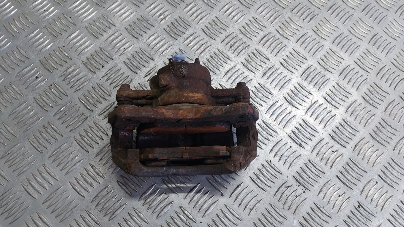 Priekšējais kreisais suports priekš MITSUBISHI COLT 2007 2 Priekšējais kreisais suports priekš MITSUBISHI COLT 2007